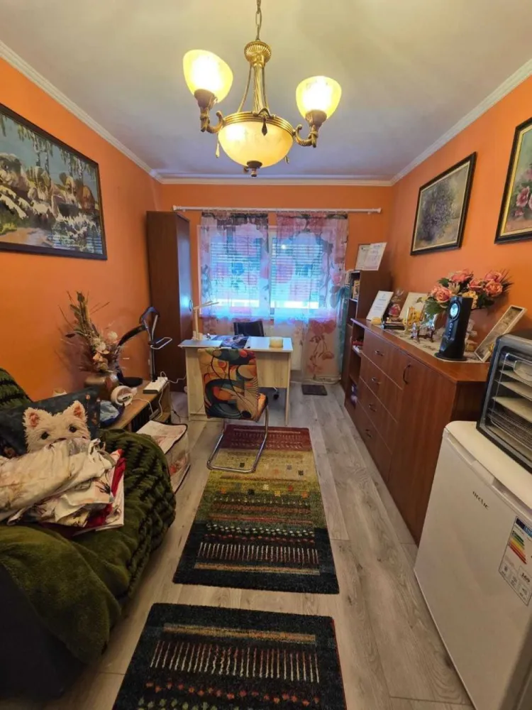 BRASADAS vinde ap 4 cam etaj 8 Centru Nou. - Agenția imobiliara BRASADAS vinde apartament semidecomandat cu 4 camere, situat in Centru Nou cu vedere la Somes, situat la etajul 8, cu o suprafață utilă de 100 mp.
Livingul este luminos, cu pardoseli din laminat și pereți în nuanțe calde și tonuri calde. 
Dormitoarele beneficiază de pardoseli din lemn și au acces la un balcon cu vedere spre Somes.
Bucătăria este dotată cu electrocasnice esențiale, cum ar fi frigiderul, plita cu gaz, cuptor electric si masina de spalat vase, având o atmosferă primitoare, datorită iluminării naturale. 
Baia este finisată, cu plăci ceramice și dispune de duș, chiuvetă și toaletă.
Tot apartamentul a fost reinnoit.
Www.brasadas.com.