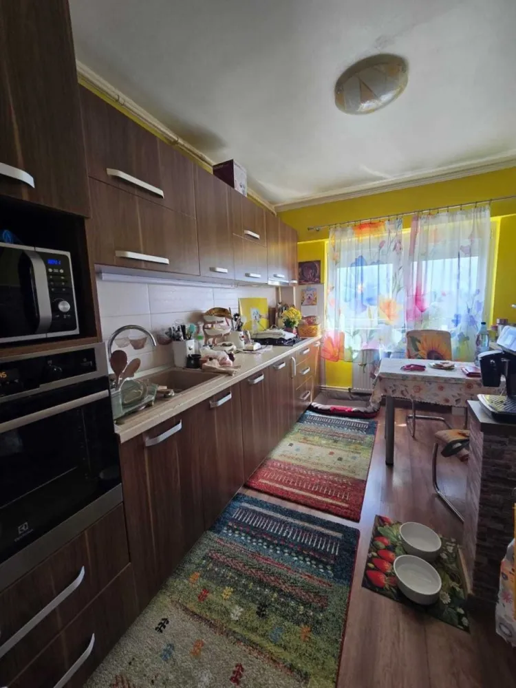 BRASADAS vinde ap 4 cam etaj 8 Centru Nou. - Agenția imobiliara BRASADAS vinde apartament semidecomandat cu 4 camere, situat in Centru Nou cu vedere la Somes, situat la etajul 8, cu o suprafață utilă de 100 mp.
Livingul este luminos, cu pardoseli din laminat și pereți în nuanțe calde și tonuri calde. 
Dormitoarele beneficiază de pardoseli din lemn și au acces la un balcon cu vedere spre Somes.
Bucătăria este dotată cu electrocasnice esențiale, cum ar fi frigiderul, plita cu gaz, cuptor electric si masina de spalat vase, având o atmosferă primitoare, datorită iluminării naturale. 
Baia este finisată, cu plăci ceramice și dispune de duș, chiuvetă și toaletă.
Tot apartamentul a fost reinnoit.
Www.brasadas.com.