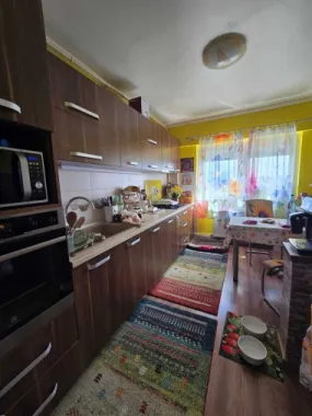 BRASADAS vinde ap 4 cam etaj 8 Centru Nou.