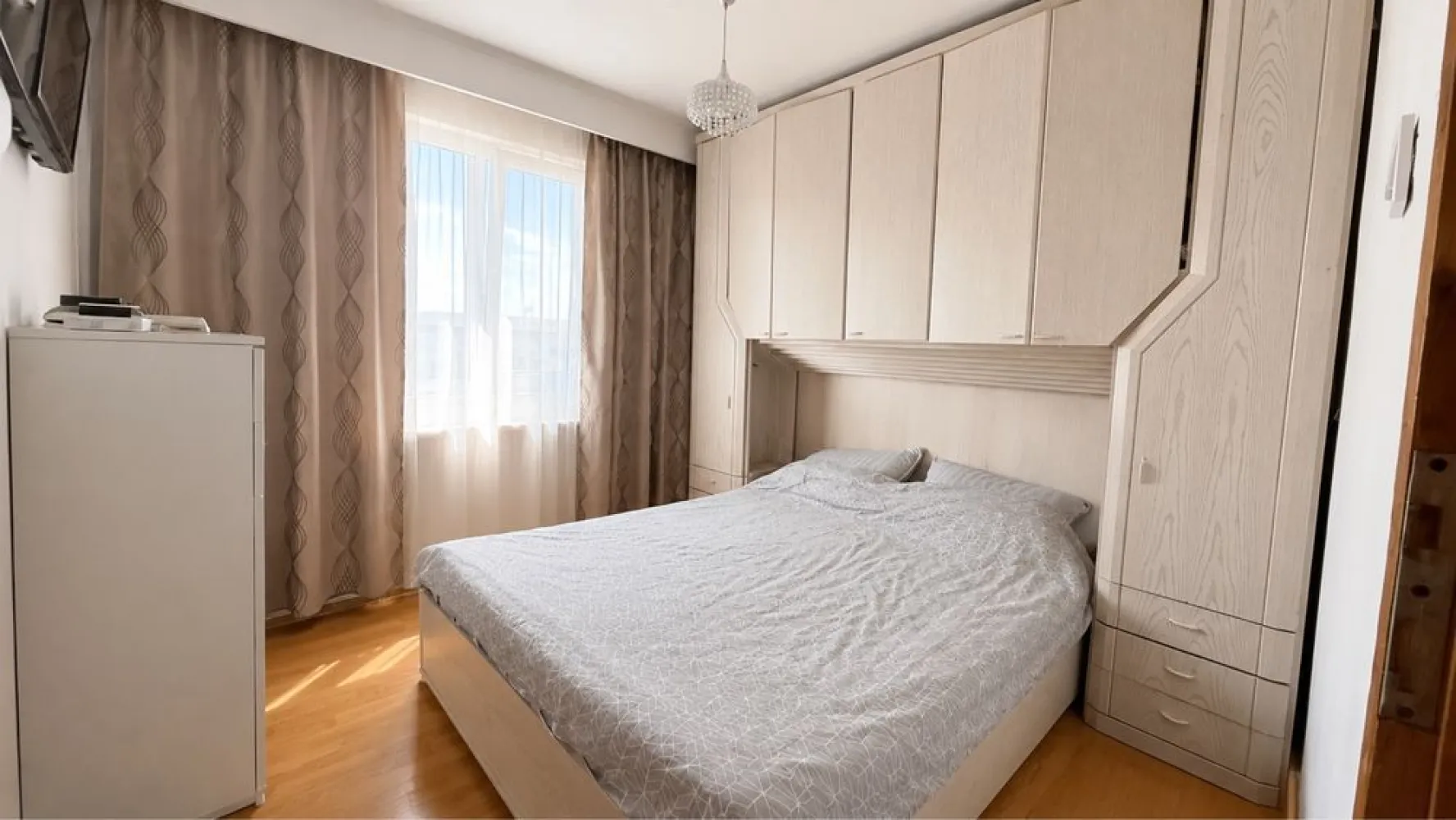 BRASADAS vinde ap 2 cam etaj 4/4 Micro 14. - Agenția imobiliara BRASADAS vinde apartament cu doua camere situat la etajul 4/4 in Micro 14. complet utilat si mobilat.
Centrala termica cu calorifere, geamuri termopan cu plasă de insecte la toate geamurile, aer condiționat, electrocasnice, instalație electrică cu panou,
Www.brasadas.com.