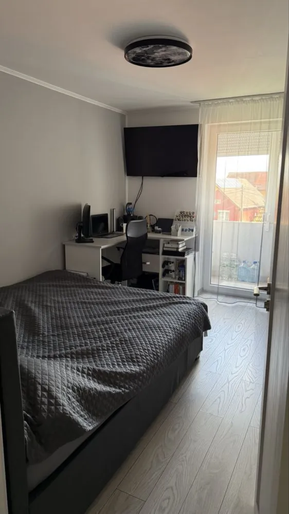 Apartament 2 camere decomandat - Apartamentul se află pe strada Dariu Pop aproape de sensul giratoriu lângă biserica reformată/ vulcanizare.
Bloc din cărămidă, etaj 2 în mijloc costuri foarte mici de întreținere. 
Imobilul a fost renovat în TOTALITATE (la cerere dispun de poze de dinainte de renovare) centrala termică nouă și toate instalațiile noi.
Anul trecut a fost instalat aerul condiționat, dispune de toate condițiile necesare, nu necesită investiție.
Se vinde exact ca în poze mobilat
fără electrocasnice (frigider, TV și mașina de spălat)
Parcare rezervată 

NU doresc să fiu contactată de agenții!