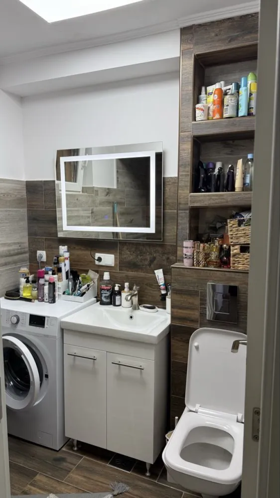 Apartament 2 camere decomandat - Apartamentul se află pe strada Dariu Pop aproape de sensul giratoriu lângă biserica reformată/ vulcanizare.
Bloc din cărămidă, etaj 2 în mijloc costuri foarte mici de întreținere. 
Imobilul a fost renovat în TOTALITATE (la cerere dispun de poze de dinainte de renovare) centrala termică nouă și toate instalațiile noi.
Anul trecut a fost instalat aerul condiționat, dispune de toate condițiile necesare, nu necesită investiție.
Se vinde exact ca în poze mobilat
fără electrocasnice (frigider, TV și mașina de spălat)
Parcare rezervată 

NU doresc să fiu contactată de agenții!