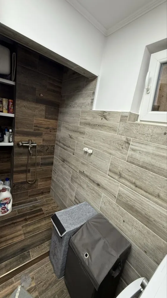 Apartament 2 camere decomandat - Apartamentul se află pe strada Dariu Pop aproape de sensul giratoriu lângă biserica reformată/ vulcanizare.
Bloc din cărămidă, etaj 2 în mijloc costuri foarte mici de întreținere. 
Imobilul a fost renovat în TOTALITATE (la cerere dispun de poze de dinainte de renovare) centrala termică nouă și toate instalațiile noi.
Anul trecut a fost instalat aerul condiționat, dispune de toate condițiile necesare, nu necesită investiție.
Se vinde exact ca în poze mobilat
fără electrocasnice (frigider, TV și mașina de spălat)
Parcare rezervată 

NU doresc să fiu contactată de agenții!