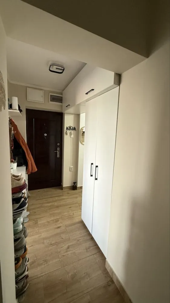 Apartament 2 camere decomandat - Apartamentul se află pe strada Dariu Pop aproape de sensul giratoriu lângă biserica reformată/ vulcanizare.
Bloc din cărămidă, etaj 2 în mijloc costuri foarte mici de întreținere. 
Imobilul a fost renovat în TOTALITATE (la cerere dispun de poze de dinainte de renovare) centrala termică nouă și toate instalațiile noi.
Anul trecut a fost instalat aerul condiționat, dispune de toate condițiile necesare, nu necesită investiție.
Se vinde exact ca în poze mobilat
fără electrocasnice (frigider, TV și mașina de spălat)
Parcare rezervată 

NU doresc să fiu contactată de agenții!