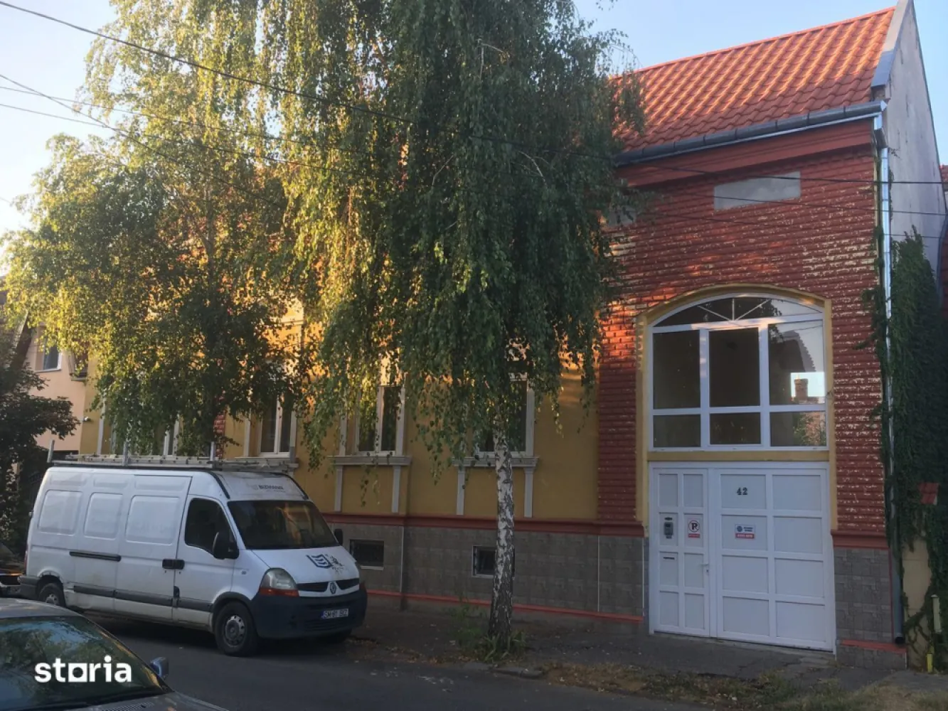 BRASADAS vinde casa mobilata in zona ULTRACENTRALA. - Agenția imobiliara BRASADAS vinde proprietate compusă din două apartamente cu intrare comună dezmembrate, fiecare cu C.F. separat. 

Apartamentul 1 (vezi poze), cu suprafață utilă de 124 mp, este compus din două dormitoare decomandate, living spațios, două băi cu cabină de duș, bucătărie cu câmară rece, antreu spațios, terasă, pivniță 98 mp (amenajată, compusă din șase încăperi și antreu), acces auto. Înălțimea camerelor: 3,5 m. Apartamentul a fost renovat din temelii în anul 2015. Acoperiș schimbat în urmă cu 5 ani. Acoperiș înalt, se poate mansarda o suprafață de aproximativ 80 mp.

Apartamentul 2, cu suprafață utilă de 97 mp, este compus din trei camere, bucătărie cu câmară rece, baie, debara, antreu. In prezent, este utilizat ca depozit și necesită renovare și schimbarea acoperișului. 

Curtea comună este de 311 mp, bogată în vegetație ornamentală, are loc de picnic și relaxare. Localizare centrală. 

Funcționalitate: ideală pentru familii extinse cu copii, închiriere sau locuință personală combinată cu spațiu pentru birou. Proprietatea oferă flexibilitate, confort și un amplasament central, fiind potrivită pentru multiple scopuri. Proprietatea se vinde mobilată și dotată cu echipamentele, aparatura existentă. Pregătit pentru mutare sau închiriere.

Www.brasadas.com.