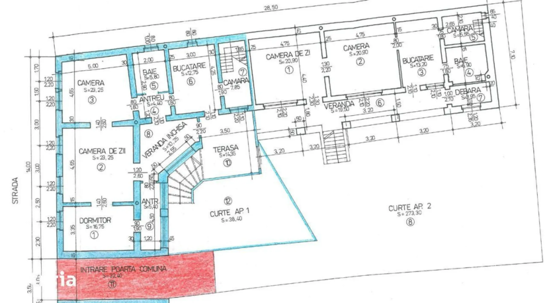 BRASADAS vinde casa mobilata in zona ULTRACENTRALA. - Agenția imobiliara BRASADAS vinde proprietate compusă din două apartamente cu intrare comună dezmembrate, fiecare cu C.F. separat. 

Apartamentul 1 (vezi poze), cu suprafață utilă de 124 mp, este compus din două dormitoare decomandate, living spațios, două băi cu cabină de duș, bucătărie cu câmară rece, antreu spațios, terasă, pivniță 98 mp (amenajată, compusă din șase încăperi și antreu), acces auto. Înălțimea camerelor: 3,5 m. Apartamentul a fost renovat din temelii în anul 2015. Acoperiș schimbat în urmă cu 5 ani. Acoperiș înalt, se poate mansarda o suprafață de aproximativ 80 mp.

Apartamentul 2, cu suprafață utilă de 97 mp, este compus din trei camere, bucătărie cu câmară rece, baie, debara, antreu. In prezent, este utilizat ca depozit și necesită renovare și schimbarea acoperișului. 

Curtea comună este de 311 mp, bogată în vegetație ornamentală, are loc de picnic și relaxare. Localizare centrală. 

Funcționalitate: ideală pentru familii extinse cu copii, închiriere sau locuință personală combinată cu spațiu pentru birou. Proprietatea oferă flexibilitate, confort și un amplasament central, fiind potrivită pentru multiple scopuri. Proprietatea se vinde mobilată și dotată cu echipamentele, aparatura existentă. Pregătit pentru mutare sau închiriere.

Www.brasadas.com.
