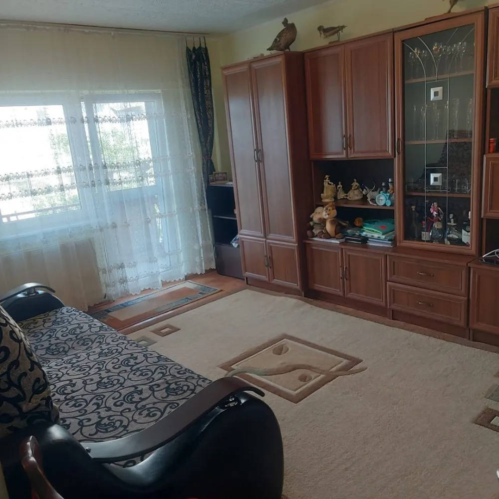 BRASADAS vinde ap 2 cam etaj 3/4 Soarelui. - Agenția imobiliara BRASADAS vinde apartament cu 2 camere decomandat,cu 2 balcoane ,unul inchis si unul deschis ,situat la etajul 3. Interiorul este luminos cu pardoseli laminate și gresie. Mobilierul are un stil contemporan, oferind un ambient plăcut.Apartamentul este mobilat si utilat cu :aragaz,frigider,masina de spalat rufe,mobilier in toate incaperile.
Apartamentul se află într-o zonă urbană, aproape de diverse puncte de interes. La doar câțiva pași găsești Podul Transilvania. De asemenea, parcurile din apropiere oferă un spațiu verde ideal pentru relaxare. Accesul la transportul public este facil, iar stațiile de autobuz sunt foarte aproape.
Www.brasadas.com.