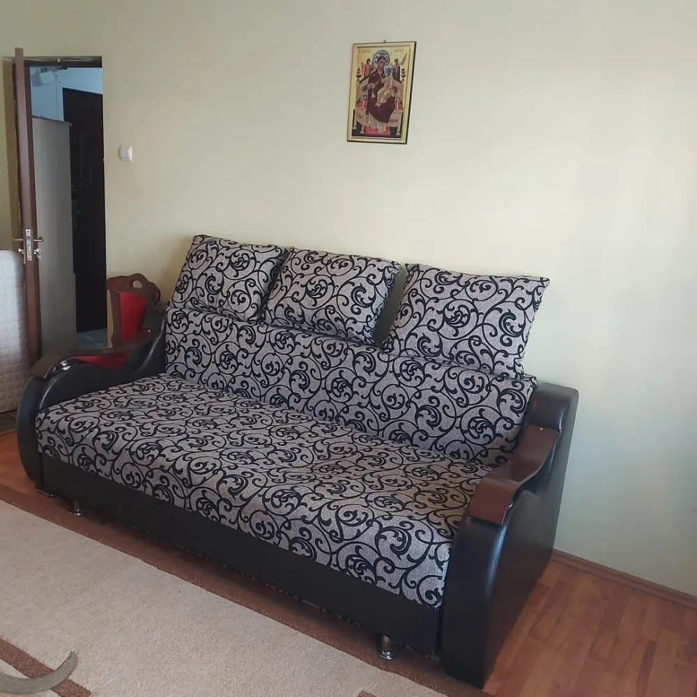 BRASADAS vinde ap 2 cam etaj 3/4 Soarelui. - Agenția imobiliara BRASADAS vinde apartament cu 2 camere decomandat,cu 2 balcoane ,unul inchis si unul deschis ,situat la etajul 3. Interiorul este luminos cu pardoseli laminate și gresie. Mobilierul are un stil contemporan, oferind un ambient plăcut.Apartamentul este mobilat si utilat cu :aragaz,frigider,masina de spalat rufe,mobilier in toate incaperile.
Apartamentul se află într-o zonă urbană, aproape de diverse puncte de interes. La doar câțiva pași găsești Podul Transilvania. De asemenea, parcurile din apropiere oferă un spațiu verde ideal pentru relaxare. Accesul la transportul public este facil, iar stațiile de autobuz sunt foarte aproape.
Www.brasadas.com.