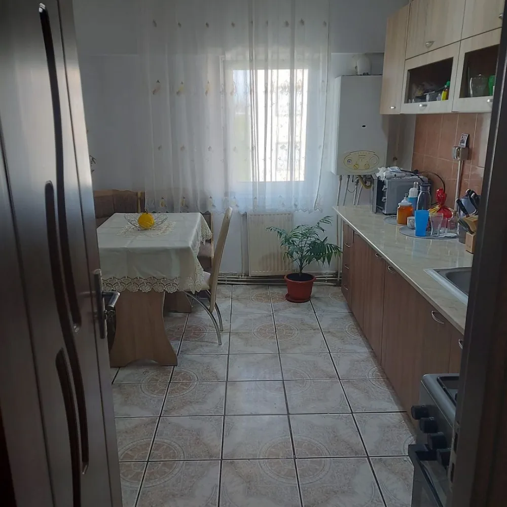 BRASADAS vinde ap 2 cam etaj 3/4 Soarelui. - Agenția imobiliara BRASADAS vinde apartament cu 2 camere decomandat,cu 2 balcoane ,unul inchis si unul deschis ,situat la etajul 3. Interiorul este luminos cu pardoseli laminate și gresie. Mobilierul are un stil contemporan, oferind un ambient plăcut.Apartamentul este mobilat si utilat cu :aragaz,frigider,masina de spalat rufe,mobilier in toate incaperile.
Apartamentul se află într-o zonă urbană, aproape de diverse puncte de interes. La doar câțiva pași găsești Podul Transilvania. De asemenea, parcurile din apropiere oferă un spațiu verde ideal pentru relaxare. Accesul la transportul public este facil, iar stațiile de autobuz sunt foarte aproape.
Www.brasadas.com.