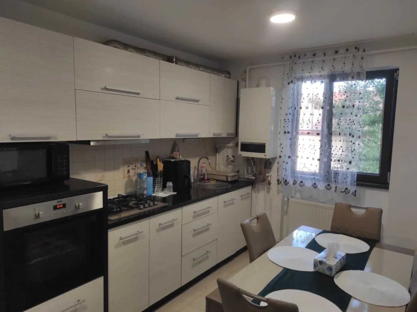 Apartament de vanzare - Se vinde apartament cu 2 camere, renovat,centrala termica noua, cu suprafața de 51 mp. situat la etajul 1 pe Aleea Clabucet nr. 4, intr-o zona linistita si placuta.
Balconul a fost integrat in camera oferind astfel mai mult spatiu si lumina naturala. Apartamentul se vinde mobilat si se poate locui imediat.
Apartamentul dispune si de loc de parcare rezervat si beci pentru depozitare.
Locatie excelenta:
Scoli si gradinite in apropiere
centru comercial la cateva minute pe jos( Penny,Lidl..)
zona linistita ideala pentru familii
cupluri tinere sau investiție.
Daca acest apartament ti-a atras atentia, nu ezita sa ne contactezi!
 Pret: 67.000 EUR – negociabil