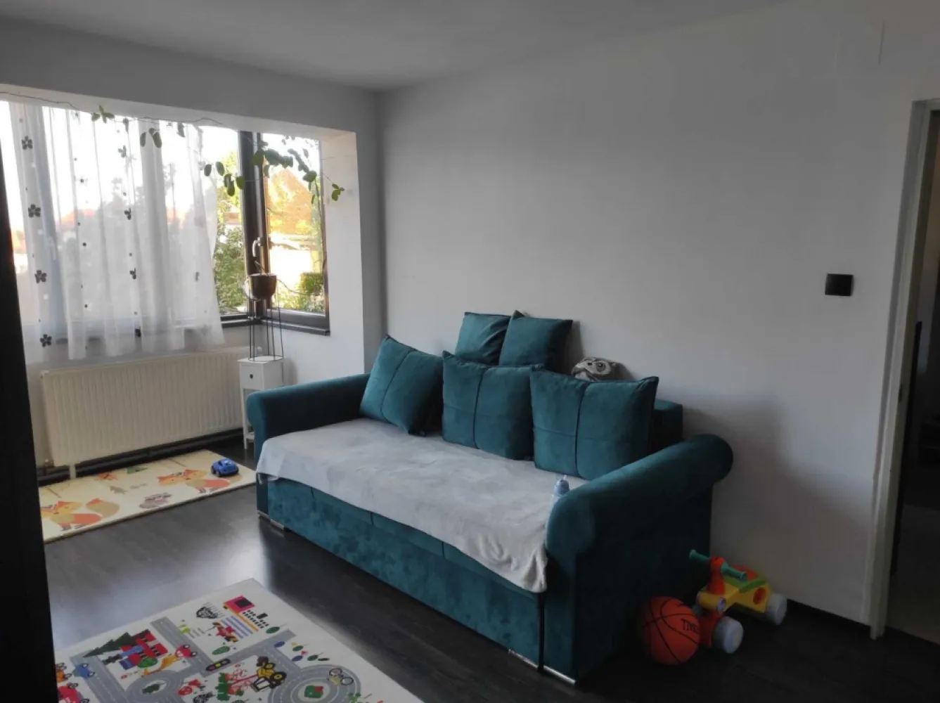 Apartament de vanzare - Se vinde apartament cu 2 camere, renovat,centrala termica noua, cu suprafața de 51 mp. situat la etajul 1 pe Aleea Clabucet nr. 4, intr-o zona linistita si placuta.
Balconul a fost integrat in camera oferind astfel mai mult spatiu si lumina naturala. Apartamentul se vinde mobilat si se poate locui imediat.
Apartamentul dispune si de loc de parcare rezervat si beci pentru depozitare.
Locatie excelenta:
Scoli si gradinite in apropiere
centru comercial la cateva minute pe jos( Penny,Lidl..)
zona linistita ideala pentru familii
cupluri tinere sau investiție.
Daca acest apartament ti-a atras atentia, nu ezita sa ne contactezi!
 Pret: 67.000 EUR – negociabil