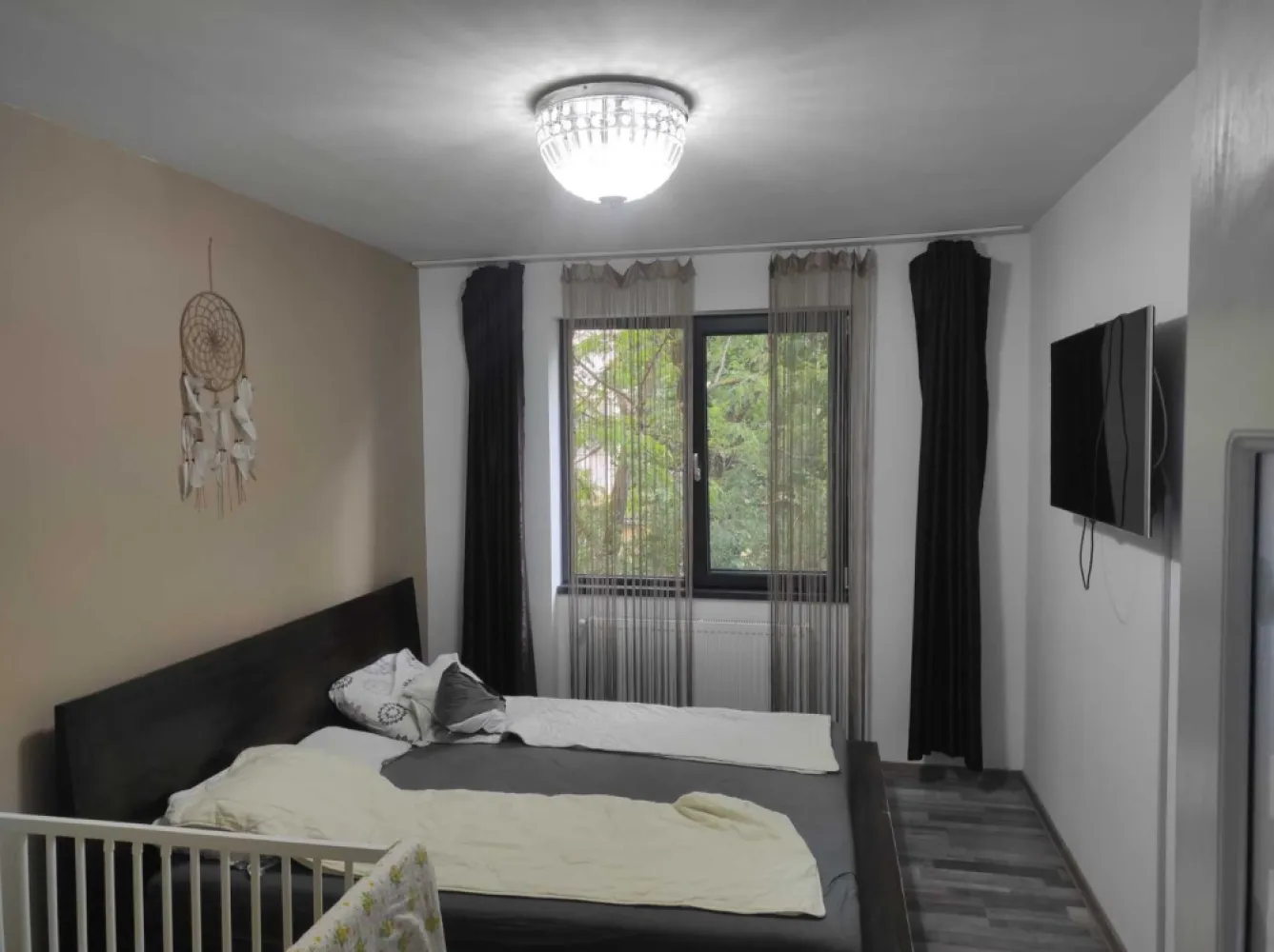 Apartament de vanzare - Se vinde apartament cu 2 camere, renovat,centrala termica noua, cu suprafața de 51 mp. situat la etajul 1 pe Aleea Clabucet nr. 4, intr-o zona linistita si placuta.
Balconul a fost integrat in camera oferind astfel mai mult spatiu si lumina naturala. Apartamentul se vinde mobilat si se poate locui imediat.
Apartamentul dispune si de loc de parcare rezervat si beci pentru depozitare.
Locatie excelenta:
Scoli si gradinite in apropiere
centru comercial la cateva minute pe jos( Penny,Lidl..)
zona linistita ideala pentru familii
cupluri tinere sau investiție.
Daca acest apartament ti-a atras atentia, nu ezita sa ne contactezi!
 Pret: 67.000 EUR – negociabil
