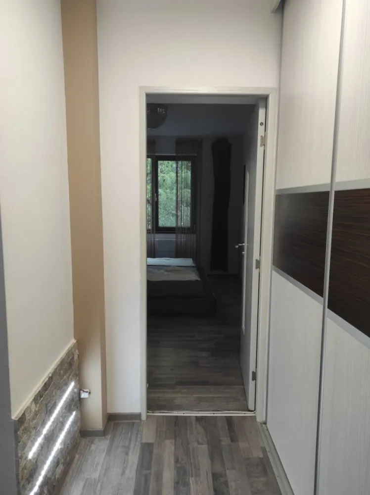 Apartament de vanzare - Se vinde apartament cu 2 camere, renovat,centrala termica noua, cu suprafața de 51 mp. situat la etajul 1 pe Aleea Clabucet nr. 4, intr-o zona linistita si placuta.
Balconul a fost integrat in camera oferind astfel mai mult spatiu si lumina naturala. Apartamentul se vinde mobilat si se poate locui imediat.
Apartamentul dispune si de loc de parcare rezervat si beci pentru depozitare.
Locatie excelenta:
Scoli si gradinite in apropiere
centru comercial la cateva minute pe jos( Penny,Lidl..)
zona linistita ideala pentru familii
cupluri tinere sau investiție.
Daca acest apartament ti-a atras atentia, nu ezita sa ne contactezi!
 Pret: 67.000 EUR – negociabil