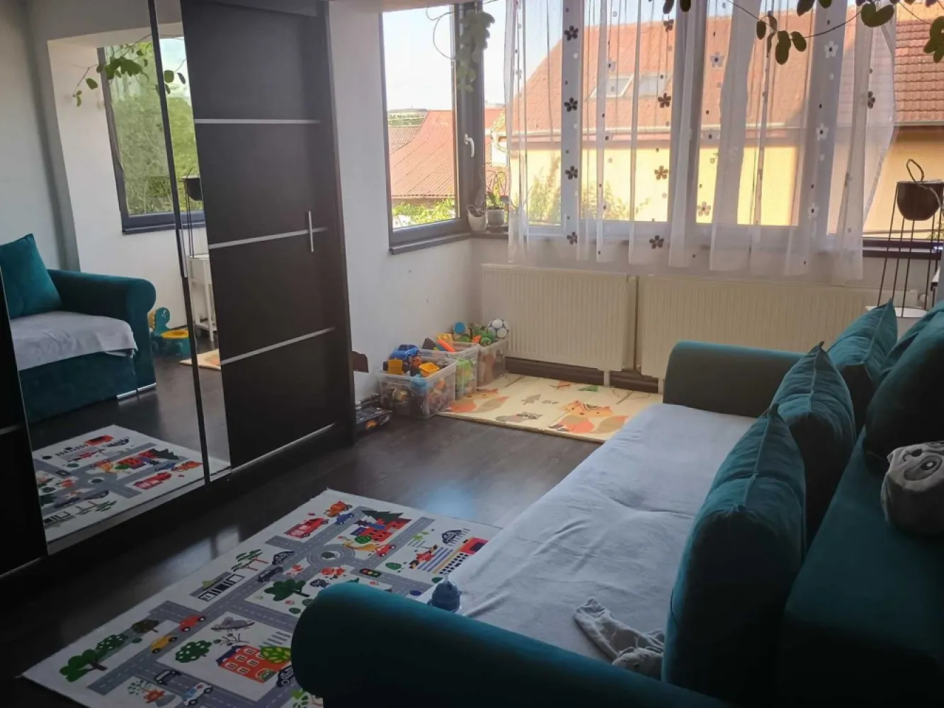 Apartament de vanzare - Se vinde apartament cu 2 camere, renovat,centrala termica noua, cu suprafața de 51 mp. situat la etajul 1 pe Aleea Clabucet nr. 4, intr-o zona linistita si placuta.
Balconul a fost integrat in camera oferind astfel mai mult spatiu si lumina naturala. Apartamentul se vinde mobilat si se poate locui imediat.
Apartamentul dispune si de loc de parcare rezervat si beci pentru depozitare.
Locatie excelenta:
Scoli si gradinite in apropiere
centru comercial la cateva minute pe jos( Penny,Lidl..)
zona linistita ideala pentru familii
cupluri tinere sau investiție.
Daca acest apartament ti-a atras atentia, nu ezita sa ne contactezi!
 Pret: 67.000 EUR – negociabil