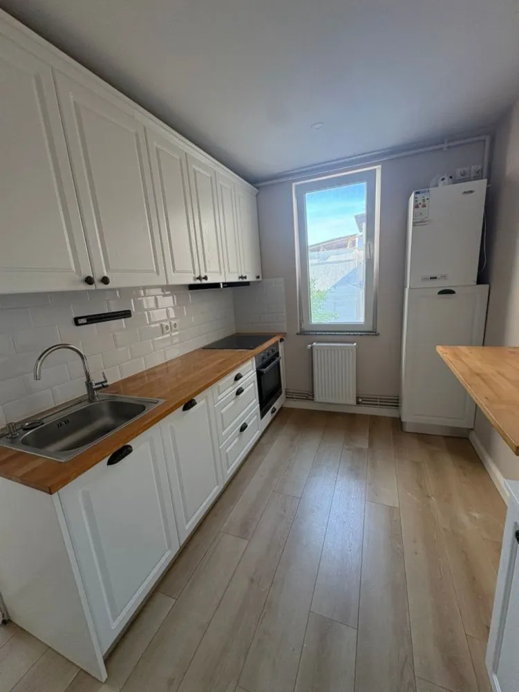 Vând apartament 2camere zona Carpați 1. - Vând apartament 2 camere,etaj 4 semidecomandat .
Apartamentul se vinde gata mobilat .
