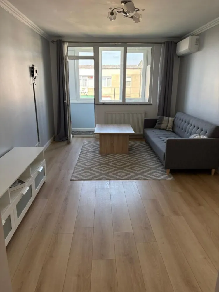 Vând apartament 2camere zona Carpați 1. - Vând apartament 2 camere,etaj 4 semidecomandat .
Apartamentul se vinde gata mobilat .