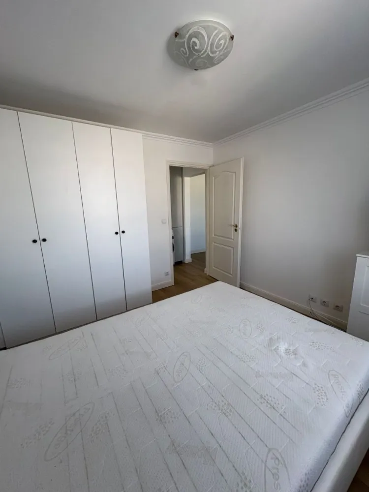 Vând apartament 2camere zona Carpați 1. - Vând apartament 2 camere,etaj 4 semidecomandat .
Apartamentul se vinde gata mobilat .