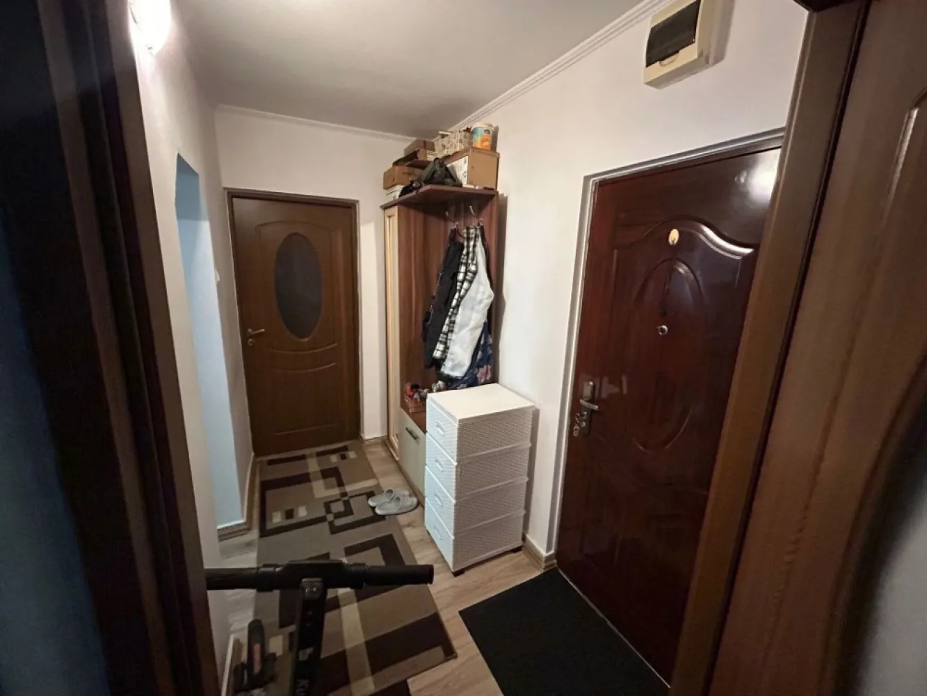 BRASADAS vinde ap 2 cam la PARTER in Micro 16. - Agenția imobiliara BRASADAS vinde apartament 2 camere in zona Micro 16 cu suprafața utila de 53 mp. la PARTER 

Imobilul este amplasat într-o zonă liniștită și bine conectată din cartierul Micro 16, Satu Mare, aproape de piață, stație RATP, școli, grădiniță ..

Descriere apartament
Apartamentul are o suprafață generoasă de 53 mp utili și este situat la parter într-un bloc construit din BCA.
Compartimentarea este semidecomandată, oferind un echilibru foarte bun între: intimitate, luminozitate si spațiu util

Compartimentare:
2 dormitoare 
1 living luminos
1 bucătărie mare
1 baie
1 boxă la beci

Bloc din BCA – rezistență și confort termic. Boxă la beci 
Teren de joaca pentru copii