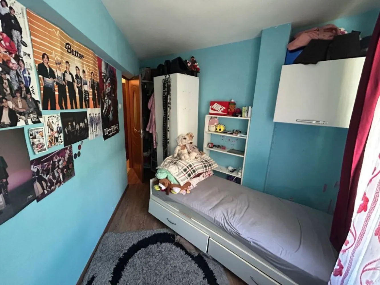 BRASADAS vinde ap 2 cam la PARTER in Micro 16. - Agenția imobiliara BRASADAS vinde apartament 2 camere in zona Micro 16 cu suprafața utila de 53 mp. la PARTER 

Imobilul este amplasat într-o zonă liniștită și bine conectată din cartierul Micro 16, Satu Mare, aproape de piață, stație RATP, școli, grădiniță ..

Descriere apartament
Apartamentul are o suprafață generoasă de 53 mp utili și este situat la parter într-un bloc construit din BCA.
Compartimentarea este semidecomandată, oferind un echilibru foarte bun între: intimitate, luminozitate si spațiu util

Compartimentare:
2 dormitoare 
1 living luminos
1 bucătărie mare
1 baie
1 boxă la beci

Bloc din BCA – rezistență și confort termic. Boxă la beci 
Teren de joaca pentru copii