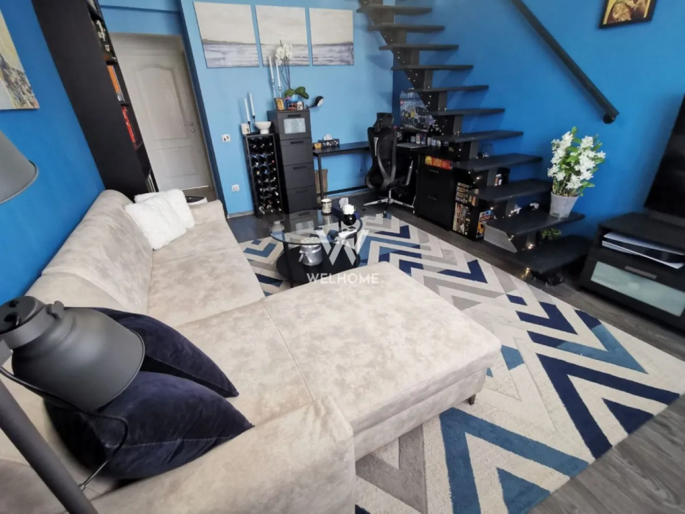 Apartament 3 camere, mansardă + balcon, complet utilat - Îți prezentăm un apartament cu personalitate, situat în cartierul Arhitecților, ideal pentru cei care își doresc mai mult decât un simplu spațiu de locuit. Apartamentul are 55 mp utili, la care se adaugă mansarda cu suprafață similară, din care aproximativ 30–35 mp sunt real utilizabili, amenajați inteligent. Configurația este de 3 camere, dintre care una este la mansardă, oferind un plus de intimitate și versatilitate. Compartimentarea este practică și aerisită: -hol de acces -bucătărie complet echipată -living luminos -dormitor cu acces la balcon -baie -mansardă/pod amenajat, ideal ca birou, zonă de relaxare sau spațiu de depozitare, dotată inclusiv cu aer condiționat Apartamentul se vinde complet mobilat și utilat, exact ca în prezentare, cu electrocasnice de calitate: -mașină de spălat rufe, mașină de spălat vase și uscător Bosch -bucătărie complet echipată Electrolux & IKEA -2 televizoare mari -2 aparate de aer condiționat (living și mansardă) Este o locuință ideală pentru un cuplu, o familie tânără sau pentru cei care lucrează de acasă și au nevoie de un spațiu separat pentru birou, într-o zonă apreciată, bine cotată și în continuă dezvoltare. Pentru detalii și vizionări: 0743030351 }}