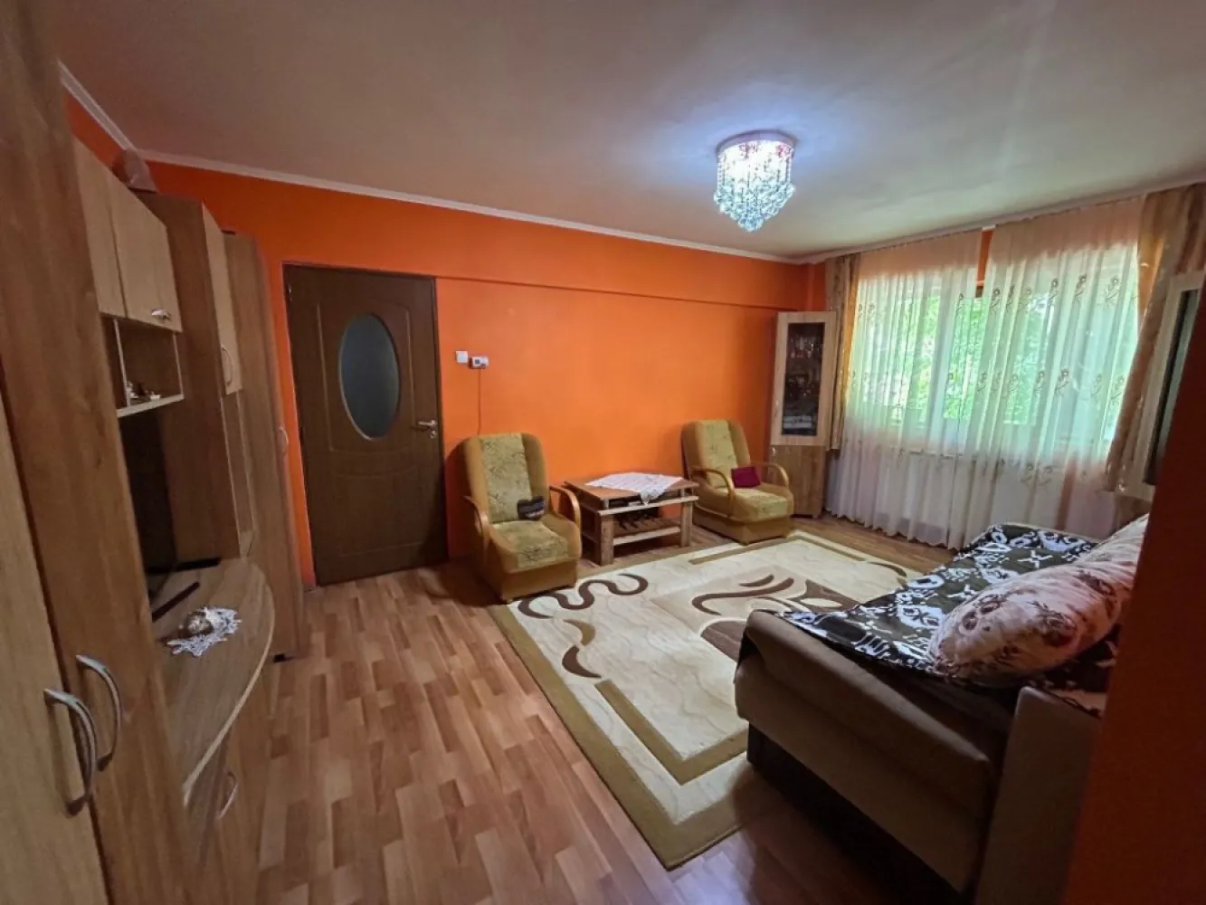 BRASADAS vinde ap 2 cam la PARTER in Micro 16. - Agenția imobiliara BRASADAS vinde apartament 2 camere in zona Micro 16 cu suprafața utila de 53 mp. la PARTER 

Imobilul este amplasat într-o zonă liniștită și bine conectată din cartierul Micro 16, Satu Mare, aproape de piață, stație RATP, școli, grădiniță ..

Descriere apartament
Apartamentul are o suprafață generoasă de 53 mp utili și este situat la parter într-un bloc construit din BCA.
Compartimentarea este semidecomandată, oferind un echilibru foarte bun între: intimitate, luminozitate si spațiu util

Compartimentare:
2 dormitoare 
1 living luminos
1 bucătărie mare
1 baie
1 boxă la beci

Bloc din BCA – rezistență și confort termic. Boxă la beci 
Teren de joaca pentru copii