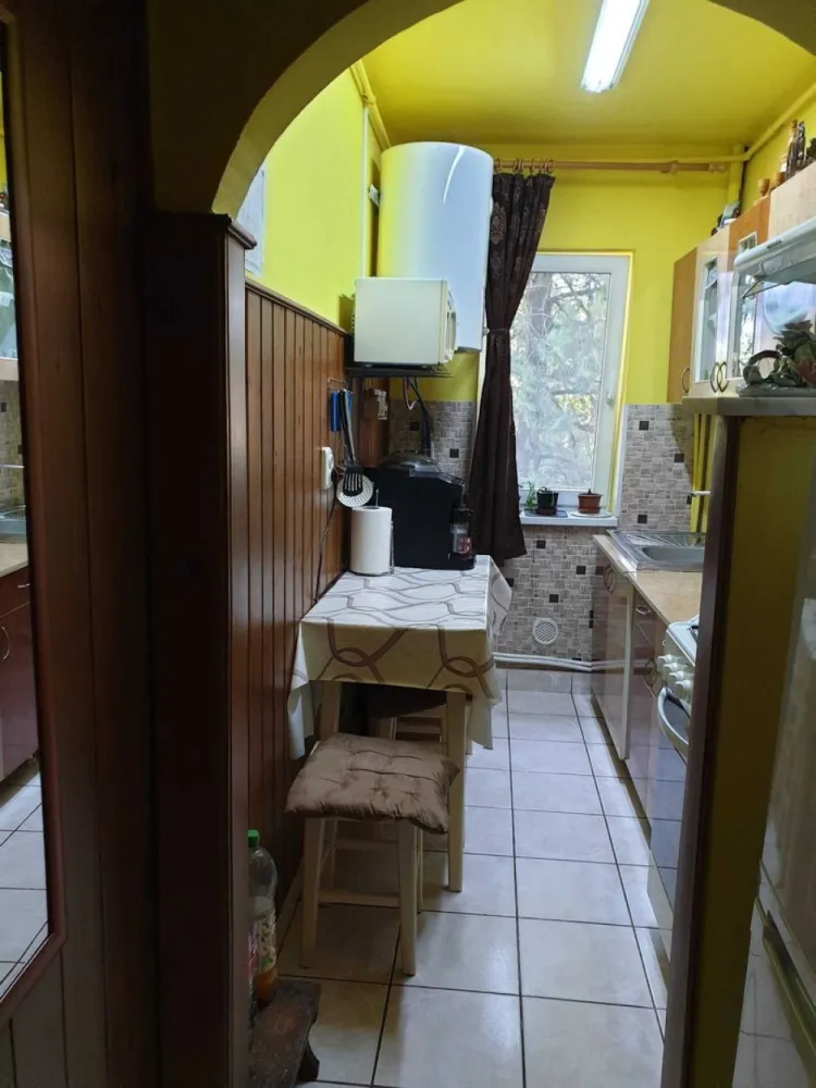 BRASADAS vinde ap 2 cam etaj 2 Botizului - Agenția imobiliara BRASADAS vinde apartament 2 camere, 40 mp, disponibil spre vânzare într-o zonă liniștită și accesibilă. Compartimentare practică, ideal pentru locuit sau investiție pe str Botizului, Satu Mare.

Apartamentul dispune de:

living luminos
dormitor separat
bucătărie
baie
spații bine organizate

Apartamentul este situat într-un bloc neintabulat, motiv pentru care CF-ul apartamentului este în curs de procesare. Actele sunt în lucru.

Www.brasadas.com.
