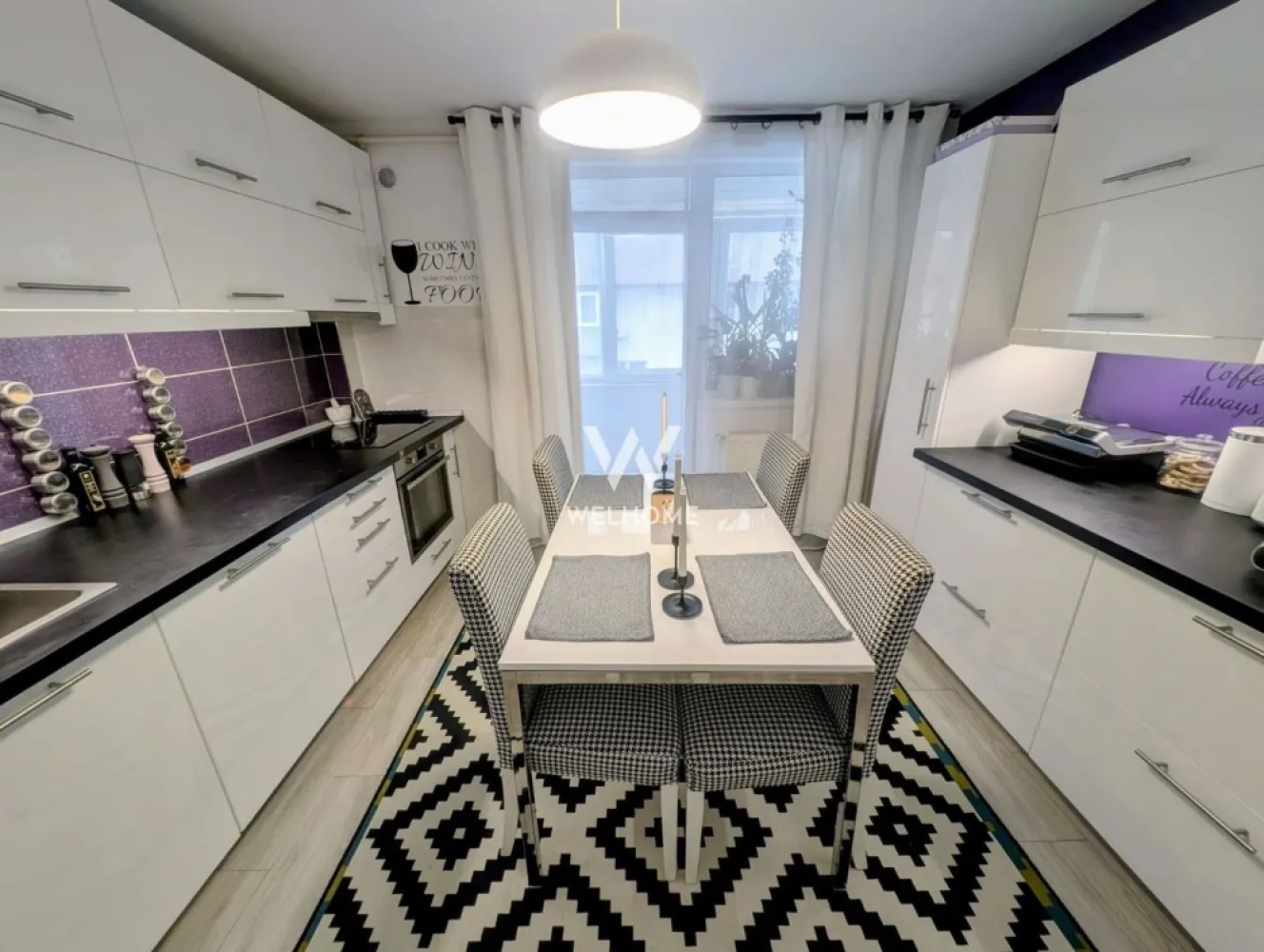 Apartament 3 camere, mansardă + balcon, complet utilat - Îți prezentăm un apartament cu personalitate, situat în cartierul Arhitecților, ideal pentru cei care își doresc mai mult decât un simplu spațiu de locuit. Apartamentul are 55 mp utili, la care se adaugă mansarda cu suprafață similară, din care aproximativ 30–35 mp sunt real utilizabili, amenajați inteligent. Configurația este de 3 camere, dintre care una este la mansardă, oferind un plus de intimitate și versatilitate. Compartimentarea este practică și aerisită: -hol de acces -bucătărie complet echipată -living luminos -dormitor cu acces la balcon -baie -mansardă/pod amenajat, ideal ca birou, zonă de relaxare sau spațiu de depozitare, dotată inclusiv cu aer condiționat Apartamentul se vinde complet mobilat și utilat, exact ca în prezentare, cu electrocasnice de calitate: -mașină de spălat rufe, mașină de spălat vase și uscător Bosch -bucătărie complet echipată Electrolux & IKEA -2 televizoare mari -2 aparate de aer condiționat (living și mansardă) Este o locuință ideală pentru un cuplu, o familie tânără sau pentru cei care lucrează de acasă și au nevoie de un spațiu separat pentru birou, într-o zonă apreciată, bine cotată și în continuă dezvoltare. Pentru detalii și vizionări: 0743030351 }}