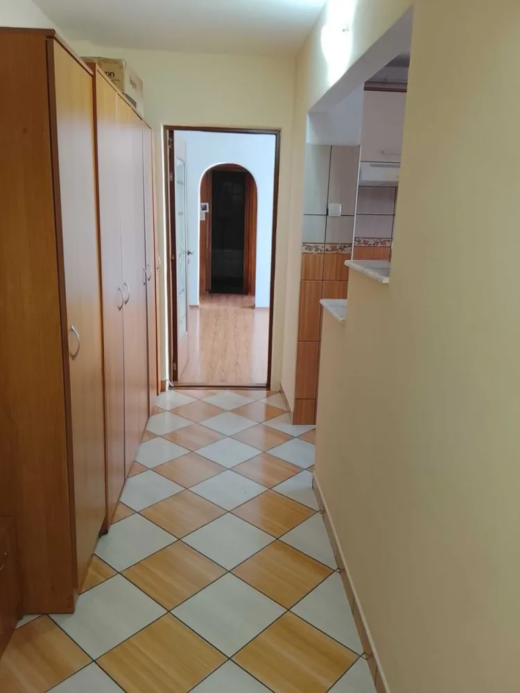 BRASADAS vinde ap 3 cam etaj 4/4 in Micro 16. - Agenția imobiliara BRASADAS vinde apartament cu 3 camere semidecomandat suprafață utilă 76 mp,în micro 16 etajul 4 /4 cu acoperiș apartamentul dispune de o bucătărie spațioasă,complet mobilata perfect pentru gătit și petrecut cu familia,o cămară ptr murături, un beci și o debara ptr bicigleta, este dotat cu centrala termica proprie.Ferestrele sunt din termopan , oferind izolare termica și fonică superioara ,iar balconul este închis tot în termopane . Apartament beneficiază de lumină naturală din plin și de o compartimentare practica .Zona este una foarte buna,cu acces facil la școli, grădinițe,parcuri,magazine și mijloc de transport în comun. 
Www.brasadas.com.