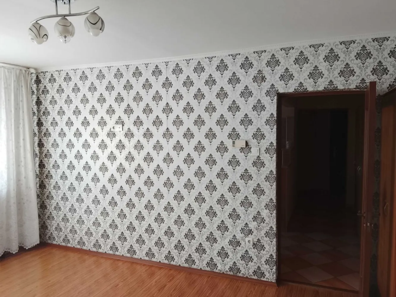 BRASADAS vinde ap 3 cam etaj 4/4 in Micro 16. - Agenția imobiliara BRASADAS vinde apartament cu 3 camere semidecomandat suprafață utilă 76 mp,în micro 16 etajul 4 /4 cu acoperiș apartamentul dispune de o bucătărie spațioasă,complet mobilata perfect pentru gătit și petrecut cu familia,o cămară ptr murături, un beci și o debara ptr bicigleta, este dotat cu centrala termica proprie.Ferestrele sunt din termopan , oferind izolare termica și fonică superioara ,iar balconul este închis tot în termopane . Apartament beneficiază de lumină naturală din plin și de o compartimentare practica .Zona este una foarte buna,cu acces facil la școli, grădinițe,parcuri,magazine și mijloc de transport în comun. 
Www.brasadas.com.