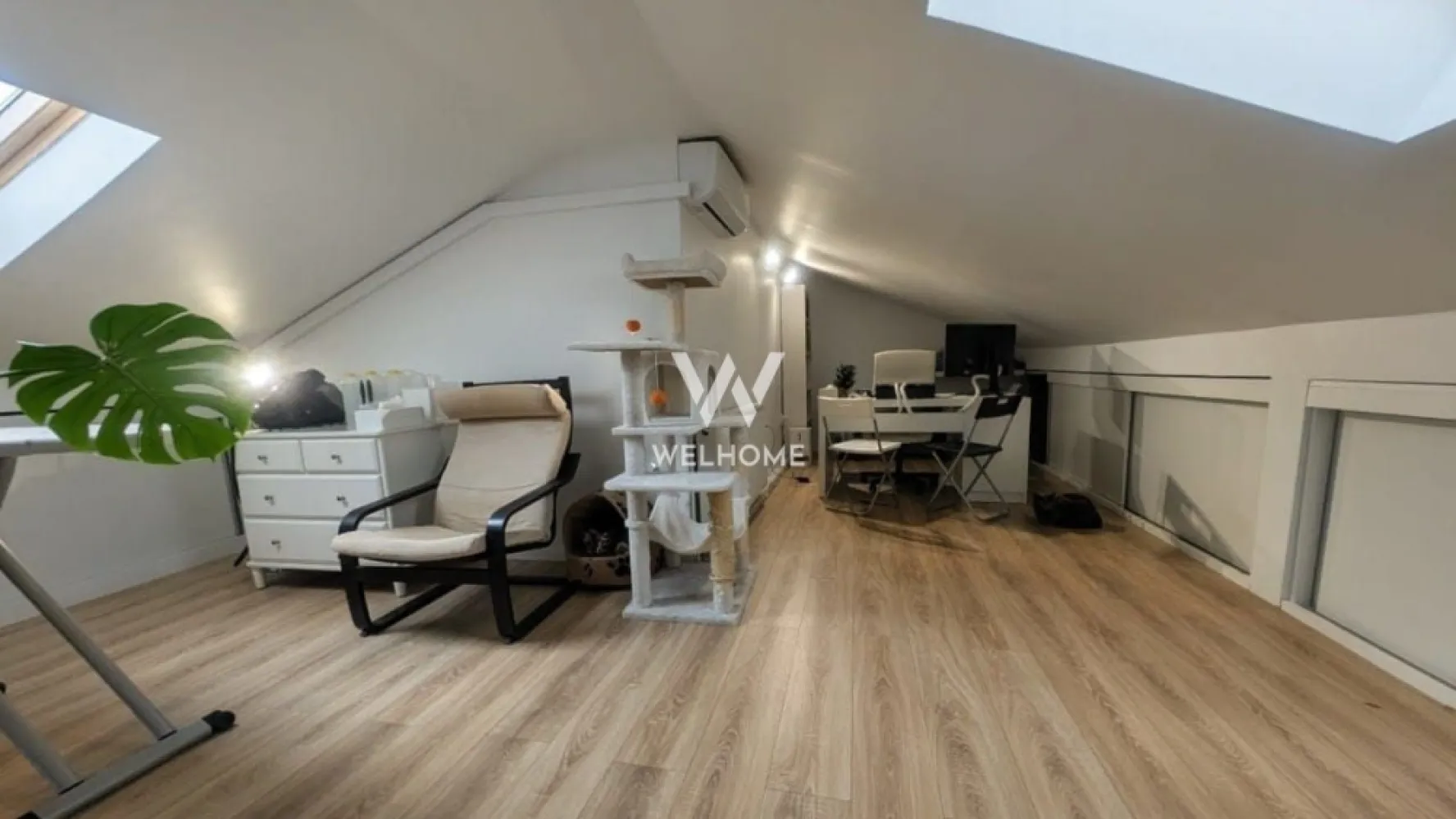 Apartament 3 camere, mansardă + balcon, complet utilat - Îți prezentăm un apartament cu personalitate, situat în cartierul Arhitecților, ideal pentru cei care își doresc mai mult decât un simplu spațiu de locuit. Apartamentul are 55 mp utili, la care se adaugă mansarda cu suprafață similară, din care aproximativ 30–35 mp sunt real utilizabili, amenajați inteligent. Configurația este de 3 camere, dintre care una este la mansardă, oferind un plus de intimitate și versatilitate. Compartimentarea este practică și aerisită: -hol de acces -bucătărie complet echipată -living luminos -dormitor cu acces la balcon -baie -mansardă/pod amenajat, ideal ca birou, zonă de relaxare sau spațiu de depozitare, dotată inclusiv cu aer condiționat Apartamentul se vinde complet mobilat și utilat, exact ca în prezentare, cu electrocasnice de calitate: -mașină de spălat rufe, mașină de spălat vase și uscător Bosch -bucătărie complet echipată Electrolux & IKEA -2 televizoare mari -2 aparate de aer condiționat (living și mansardă) Este o locuință ideală pentru un cuplu, o familie tânără sau pentru cei care lucrează de acasă și au nevoie de un spațiu separat pentru birou, într-o zonă apreciată, bine cotată și în continuă dezvoltare. Pentru detalii și vizionări: 0743030351 }}