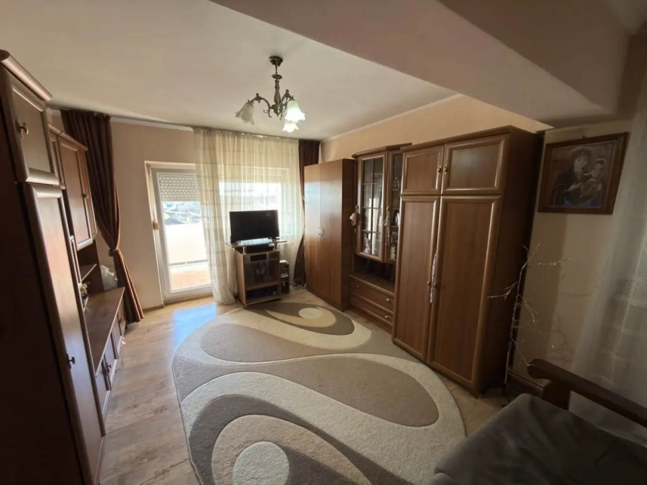 BRASADAS vinde ap 3 cam etaj 4/4 in Micro 17. - Agenția imobiliara BRASADAS vinde apartament mobilat cu 3 camere in Satu Mare cartier micro 17 
70 mp. la etajul 4/4.

- Doua băi ( una de serviciu/ una cu cadă)
- Bucătărie spațioasa cu mobilă in stare perfectă
- Aer conditionat 
- Terasă foarte spatioasă
- Geamuri termopan
- Usi interior noi 
- Usa intrare noua si solida
- Parchet in stare perfecta
- Centrala termica
- Balcon la una dintre camere 
- Camară
- Beci
- Scara curata, linistita si acces cu interfon 
- Zona accesibilă( farmacie, magazin, statie RATB, Scoala, gradinita, parc)
 
Www.brasadas.com.