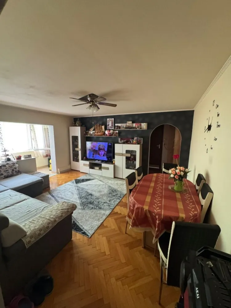 BRASADAS vinde ap 3 cam in Micro 16 etaj 2/4. - Agenția imobiliara BRASADAS vinde apartament cu 3 camere, cu suprafață utilă de 66 mp, situat în cartierul Micro 16, la etajul 2/4, într-o zonă liniștită și bine poziționată. 

Locuința are o compartimentare practică, cu două băi, living spațios cu balcon închis, bucătărie separată cu cămară și două dormitoare, fiind potrivită pentru o familie, oferind confort și spațiu bine organizat.

Apartamentul beneficiază de o poziționare foarte bună, având în apropiere parc, magazine și stație de autobuz, ceea ce oferă acces la toate facilitățile necesare.

În plus, proprietatea dispune de două compartimente in beci pentru depozitare și un loc de parcare rezervat. Se vinde parțial mobilat, o parte din mobilier rămânând în apartament.

Www.brasadas.com.