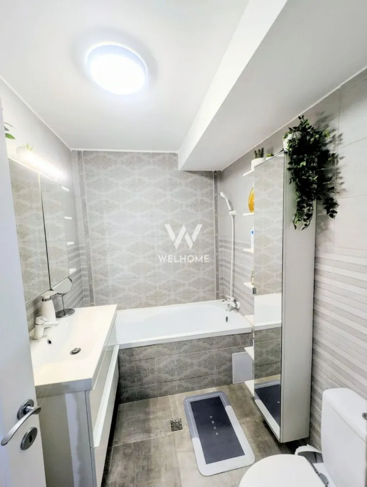 Apartament 3 camere, mansardă + balcon, complet utilat - Îți prezentăm un apartament cu personalitate, situat în cartierul Arhitecților, ideal pentru cei care își doresc mai mult decât un simplu spațiu de locuit. Apartamentul are 55 mp utili, la care se adaugă mansarda cu suprafață similară, din care aproximativ 30–35 mp sunt real utilizabili, amenajați inteligent. Configurația este de 3 camere, dintre care una este la mansardă, oferind un plus de intimitate și versatilitate. Compartimentarea este practică și aerisită: -hol de acces -bucătărie complet echipată -living luminos -dormitor cu acces la balcon -baie -mansardă/pod amenajat, ideal ca birou, zonă de relaxare sau spațiu de depozitare, dotată inclusiv cu aer condiționat Apartamentul se vinde complet mobilat și utilat, exact ca în prezentare, cu electrocasnice de calitate: -mașină de spălat rufe, mașină de spălat vase și uscător Bosch -bucătărie complet echipată Electrolux & IKEA -2 televizoare mari -2 aparate de aer condiționat (living și mansardă) Este o locuință ideală pentru un cuplu, o familie tânără sau pentru cei care lucrează de acasă și au nevoie de un spațiu separat pentru birou, într-o zonă apreciată, bine cotată și în continuă dezvoltare. Pentru detalii și vizionări: 0743030351 }}