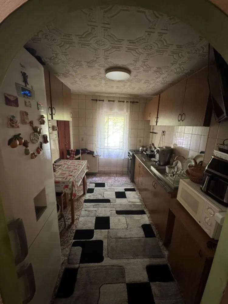BRASADAS vinde ap 3 cam in Micro 16 etaj 2/4. - Agenția imobiliara BRASADAS vinde apartament cu 3 camere, cu suprafață utilă de 66 mp, situat în cartierul Micro 16, la etajul 2/4, într-o zonă liniștită și bine poziționată. 

Locuința are o compartimentare practică, cu două băi, living spațios cu balcon închis, bucătărie separată cu cămară și două dormitoare, fiind potrivită pentru o familie, oferind confort și spațiu bine organizat.

Apartamentul beneficiază de o poziționare foarte bună, având în apropiere parc, magazine și stație de autobuz, ceea ce oferă acces la toate facilitățile necesare.

În plus, proprietatea dispune de două compartimente in beci pentru depozitare și un loc de parcare rezervat. Se vinde parțial mobilat, o parte din mobilier rămânând în apartament.

Www.brasadas.com.