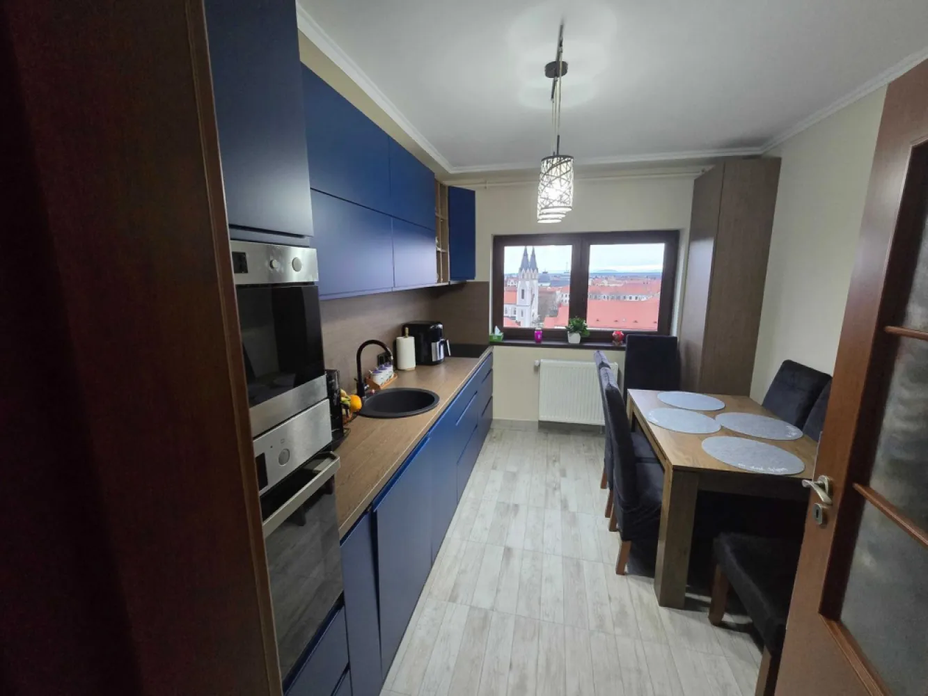BRASADAS vinde ap 4 cam etaj 10/10 in Centru Nou. - Agenția imobiliara BRASADAS vinde apartament situat in Centru Nou, într-o zonă foarte bună, aproape de toate punctele de interes. 
Apartamentul este ideal atât pentru locuit, cât și pentru investiție.
Se accepta si variante de schimb cu casă sau alt apartament + diferență, în funcție de ofertă.
Www.brasadas.com.