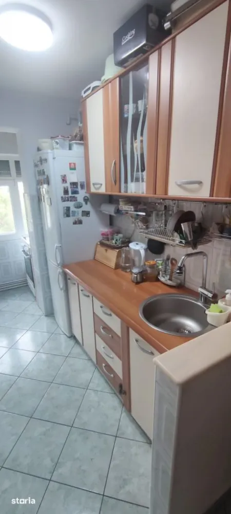 BRASADAS vinde ap 3 cam etaj 3/4 mobilat și utilat complet. - Agenția imobiliara BRASADAS vinde apartament de 3 camere, situat la etajul 3 al unui bloc cu 4 etaje, dotat cu interfon. Apartamentul este termoizolat cu polistiren de 10cm.Suprafață utilă: 46 mpCentrală termică proprieFerestre din lemn cu geamuri termopanJaluzele + plasă de țânțariUșă metalică la intrareProprietatea dispune de:mobilier completmașină de spălatmașină de spălat vasefrigiderplită și cuptorTVinternet și cablu TVLocație: Apartamentul este amplasat într-o zonă foarte bună, chiar lângă Piața Someș. Ideal atât pentru locuit, cât și pentru investiție.Se vinde complet mobilat dar în caz de nevoie se poate si goli si negocia prețul.
Www.brasadas.com.