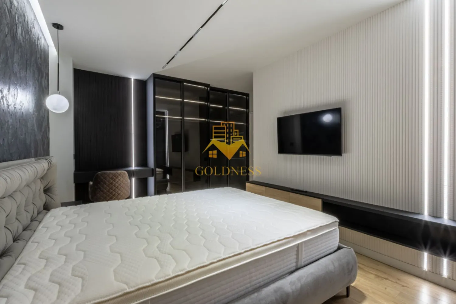 2 camere, Ultrafinisat, bloc nou, terasa, garaj, Marasti Aurel Vlaicu - GOLDNESS Imobiliare vă propune spre închiriere un apartament cu 2 camere, situat în cartierul Mărăști.
Apartamentul este situat într-un bloc nou, la etajul 1, și este la prima închiriere. Acesta are 1 balcon și o terasă mare de 12 mp.
Apartamentul este complet mobilat și utilat cu electrocasnice Bosch, inclusiv cuptor cu microunde, plită, hotă, mașină de spălat vase, mașină de spălat rufe, uscător de rufe, uscător de păr, aer condiționat și aparat de cafea Nespresso.
Dispune de videointerfon cu display mare și funcție foto.
Spațiul de dormit este deservit de un pat matrimonial și un colțar extensibil.
Încălzirea se face prin pardoseală.
Accesul în apartament este securizat cu ușă metalică cu închidere în multe puncte, iar geamurile au sticlă în 3 rânduri pentru o izolare fonică sporită.
Există abonament la internet și TV prin cablu.
Cheltuielile lunare sunt foarte mici.
Blocul este supravegheat video.
La parterul blocului se află un magazin Mega Image.
Apartamentul are parcare subterană supravegheată video, iar accesul se face pe bază de telecomandă (inclusă în preț).
Accesul în apartament este securizat cu ușă metalică cu închidere în multe puncte, iar geamurile au sticlă în 3 rânduri pentru o izolare fonică sporită.
Dacă sunteți interesat de acest apartament și doriți să îl vizionați, dar și pentru alte oferte nu ezitați să ne contactați telefonic sau prin e-mail. Vă stăm la dispoziție!
Pentru intermediere se percepe un comision de 50% din prețul chiriei!
