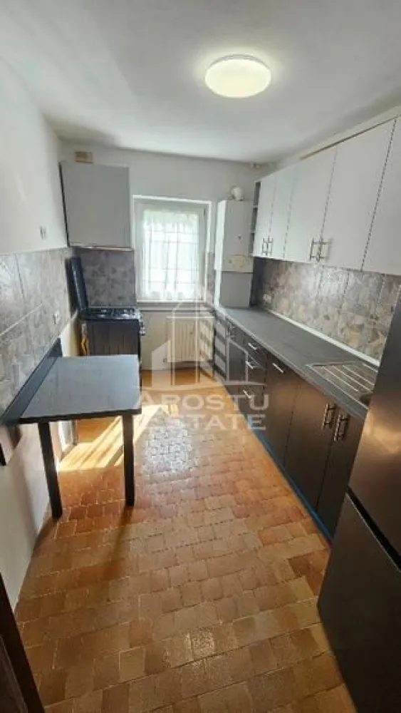 Apartament cu 3 camere , de inchiriat , Zona Lipovei , Timisoara - Agentia imobiliara APOSTU ESTATE va propune spre inchiriere un apartament cu 3 camere, spatios si luminos, situat in zona Lipovei , o zona linistita si bine pozitionata din Timisoara, potrivit pentru cupluri,familii, sau studenti care isi doresc o locuinta unde sa se simta confortabil si cu acces facil catre scoli, statii de autobuz, supermarketuri , magazine de zona, parcuri.

Suprafata utila: 65 mp
Compartimentare eficienta:
-Hol de acces generos
-Bucatarie complet mobilata si utilata, cu loc de luat masa
-Living luminos si spatios
-Dormitor mobilat si utilat
-Dormitor secundar mobilat 
-Baie prevazuta cu cada

Confort si facilitati:
-Incalzirea apartamentului: centrala proprie 
-Apartamentul este complet mobilat si utilat de către proprietar 
Localizare:
-Timis,Timisoara, zona Lipovei – acces facil spre magazine, supermarketul Lidl, scoli, parcuri si mijloace de transport in comun.

Ideal pentru:
-Familii
-Cupluri
-Studenti

Pret chirie lunara: 400 euro 
Programeaza o vizionare pentru a-ti putea imagina viitorul aici!
ID intern: CP3130874