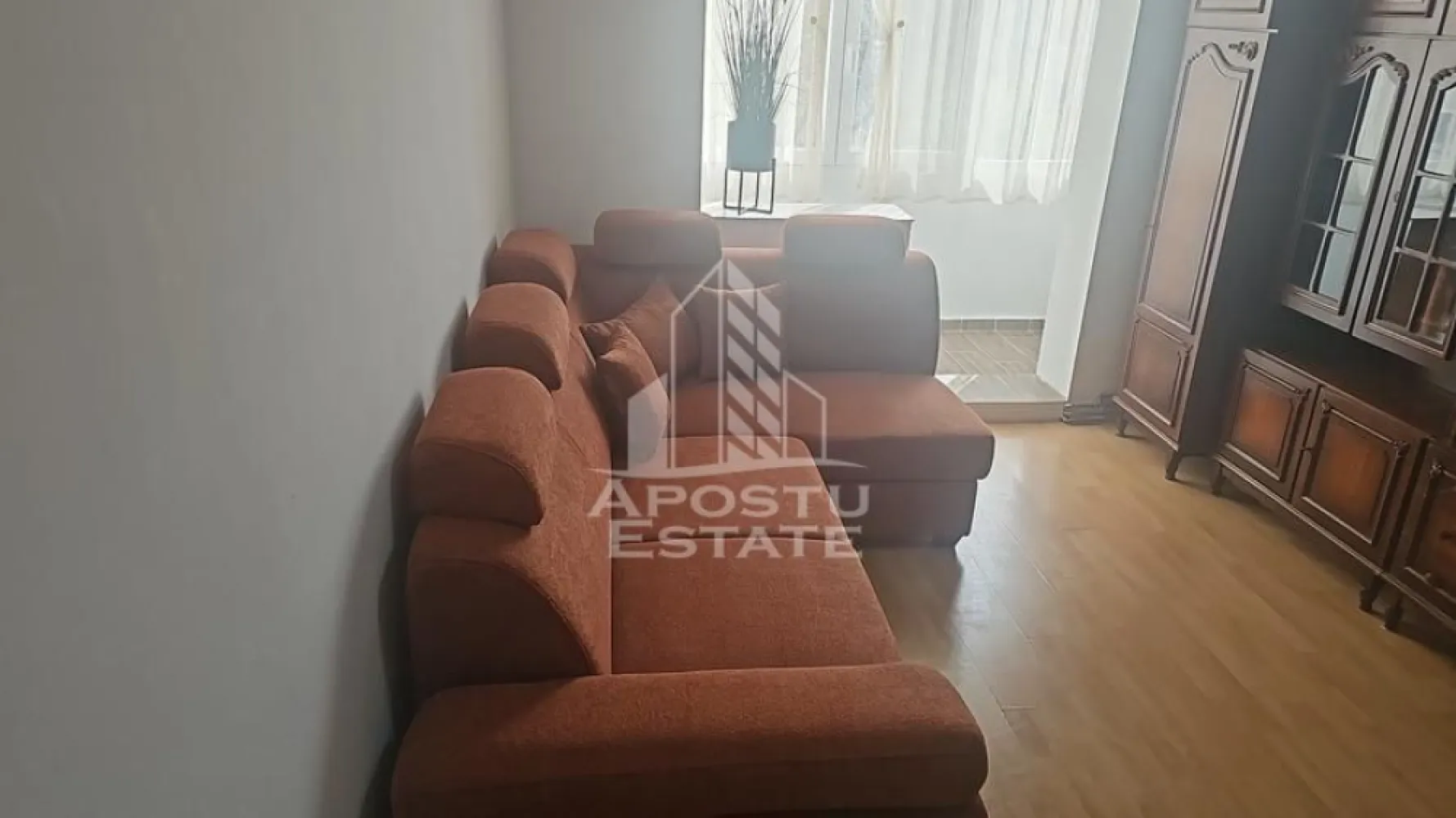Apartament cu 3 camere , de inchiriat , Zona Lipovei , Timisoara - Agentia imobiliara APOSTU ESTATE va propune spre inchiriere un apartament cu 3 camere, spatios si luminos, situat in zona Lipovei , o zona linistita si bine pozitionata din Timisoara, potrivit pentru cupluri,familii, sau studenti care isi doresc o locuinta unde sa se simta confortabil si cu acces facil catre scoli, statii de autobuz, supermarketuri , magazine de zona, parcuri.

Suprafata utila: 65 mp
Compartimentare eficienta:
-Hol de acces generos
-Bucatarie complet mobilata si utilata, cu loc de luat masa
-Living luminos si spatios
-Dormitor mobilat si utilat
-Dormitor secundar mobilat 
-Baie prevazuta cu cada

Confort si facilitati:
-Incalzirea apartamentului: centrala proprie 
-Apartamentul este complet mobilat si utilat de către proprietar 
Localizare:
-Timis,Timisoara, zona Lipovei – acces facil spre magazine, supermarketul Lidl, scoli, parcuri si mijloace de transport in comun.

Ideal pentru:
-Familii
-Cupluri
-Studenti

Pret chirie lunara: 400 euro 
Programeaza o vizionare pentru a-ti putea imagina viitorul aici!
ID intern: CP3130874