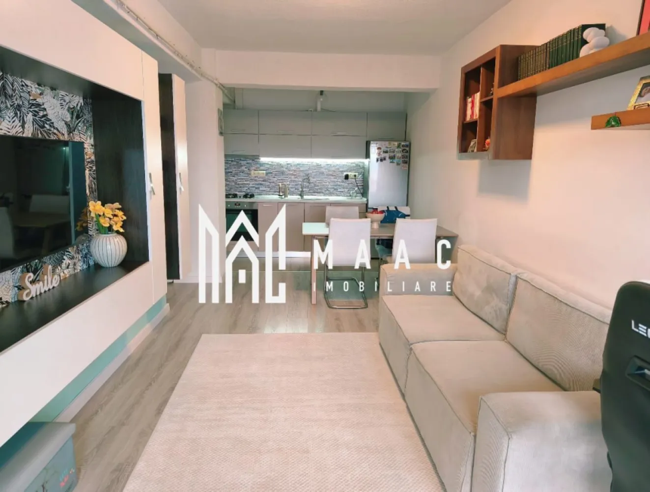 Apartament 3 Camere | Decomandat | 2 Balcoane | Doamna Stanca - MAAC Imobiliare va propune spre vanzare un apartament modern și elegant, situat pe strada Doamna Stanca, într-un imobil construit la standarde ridicate de eficiență energetică. Poziționat la etajul 8 din 11, apartamentul beneficiază de o priveliște panoramică spectaculoasă către Munții Făgăraș și de lumină naturală pe tot parcursul zilei.

Caracteristici principale:

Apartament cu 3 camere decomandate
67 mp suprafață utilă
2 grupuri sanitare
2 balcoane
Loc de parcare privat inclus în preț, în parcare securizată cu barieră
Situat la etajul 8 din 11
Bloc dotat cu 2 lifturi pe scară
Construcție izolată termic, cu eficiență energetică Clasa A
Apartamentul deține Certificat Energetic Clasa A

Dotări premium:

Electrocasnice de cea mai înaltă calitate
Sistem de climatizare Mitsubishi Electric, instalat în anul 2025
Finisaje și echipamente atent alese pentru confort și funcționalitate
Compartimentare eficientă, ideală pentru familii sau pentru cei care își doresc un spațiu generos și bine organizat
Casa scării cât și parcarea dispun de sistem de supraveghere video

Punctul forte al proprietății îl reprezintă combinația dintre poziționarea la etaj superior, priveliștea deschisă către Munții Făgăraș, eficiența energetică excelentă și dotările premium, oferind viitorilor proprietari un stil de viață confortabil și modern.

Avantaje ale locației:
Apartamentul este amplasat într-una dintre cele mai căutate zone rezidențiale din Sibiu, cu acces rapid către centre comerciale, unități de învățământ, mijloace de transport și principalele puncte de interes ale orașului. 
Acces rapid către supermarketuri, farmacii și clinici medicale, zonă modernă, foarte bine conectată.

Pentru mai multe detalii sau pentru programarea unei vizionări, vă rugăm să ne contactați și să menționați ID-ul proprietății: CP3130843.