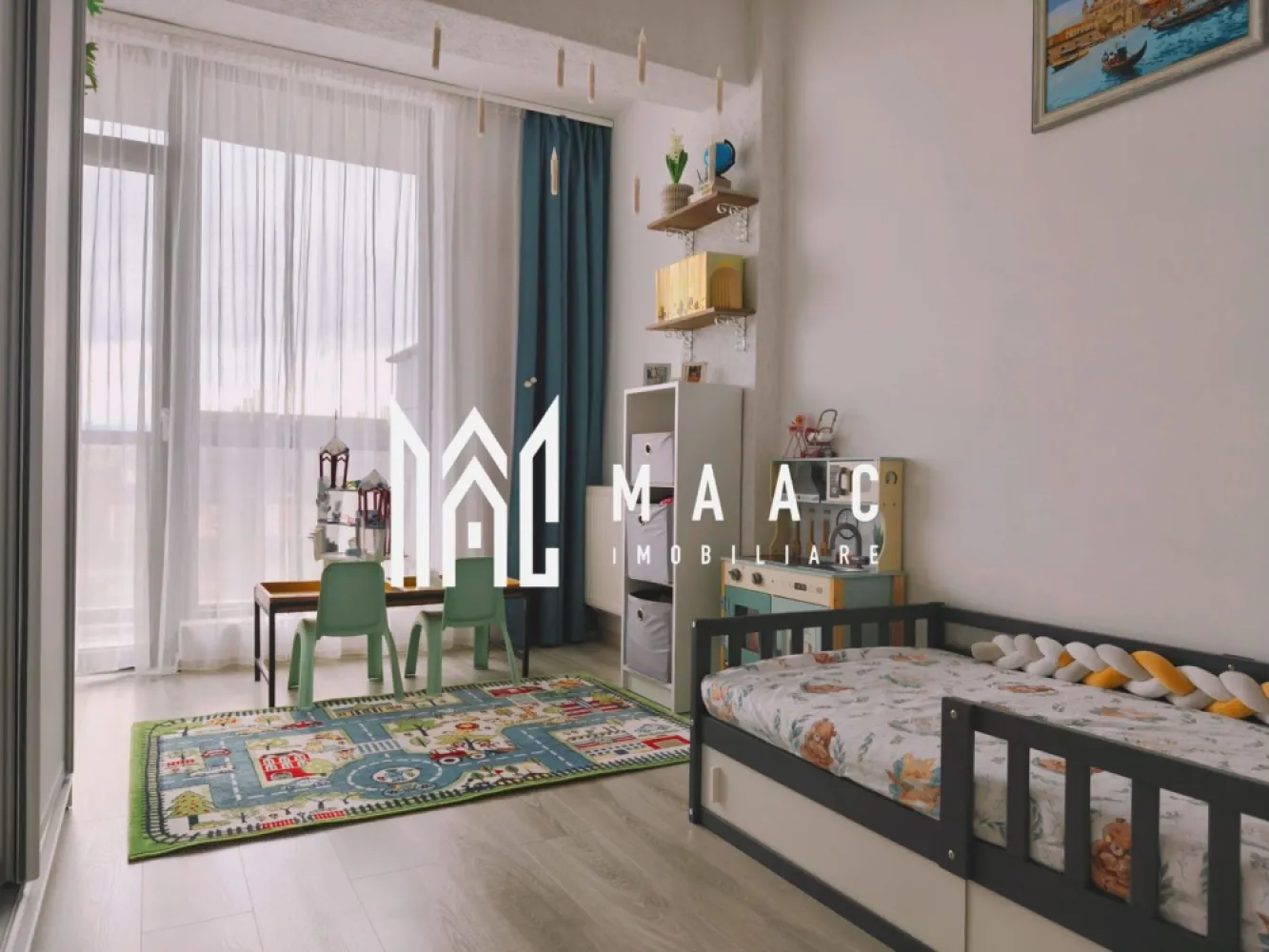 Apartament 3 Camere | Decomandat | 2 Balcoane | Doamna Stanca - MAAC Imobiliare va propune spre vanzare un apartament modern și elegant, situat pe strada Doamna Stanca, într-un imobil construit la standarde ridicate de eficiență energetică. Poziționat la etajul 8 din 11, apartamentul beneficiază de o priveliște panoramică spectaculoasă către Munții Făgăraș și de lumină naturală pe tot parcursul zilei.

Caracteristici principale:

Apartament cu 3 camere decomandate
67 mp suprafață utilă
2 grupuri sanitare
2 balcoane
Loc de parcare privat inclus în preț, în parcare securizată cu barieră
Situat la etajul 8 din 11
Bloc dotat cu 2 lifturi pe scară
Construcție izolată termic, cu eficiență energetică Clasa A
Apartamentul deține Certificat Energetic Clasa A

Dotări premium:

Electrocasnice de cea mai înaltă calitate
Sistem de climatizare Mitsubishi Electric, instalat în anul 2025
Finisaje și echipamente atent alese pentru confort și funcționalitate
Compartimentare eficientă, ideală pentru familii sau pentru cei care își doresc un spațiu generos și bine organizat
Casa scării cât și parcarea dispun de sistem de supraveghere video

Punctul forte al proprietății îl reprezintă combinația dintre poziționarea la etaj superior, priveliștea deschisă către Munții Făgăraș, eficiența energetică excelentă și dotările premium, oferind viitorilor proprietari un stil de viață confortabil și modern.

Avantaje ale locației:
Apartamentul este amplasat într-una dintre cele mai căutate zone rezidențiale din Sibiu, cu acces rapid către centre comerciale, unități de învățământ, mijloace de transport și principalele puncte de interes ale orașului. 
Acces rapid către supermarketuri, farmacii și clinici medicale, zonă modernă, foarte bine conectată.

Pentru mai multe detalii sau pentru programarea unei vizionări, vă rugăm să ne contactați și să menționați ID-ul proprietății: CP3130843.