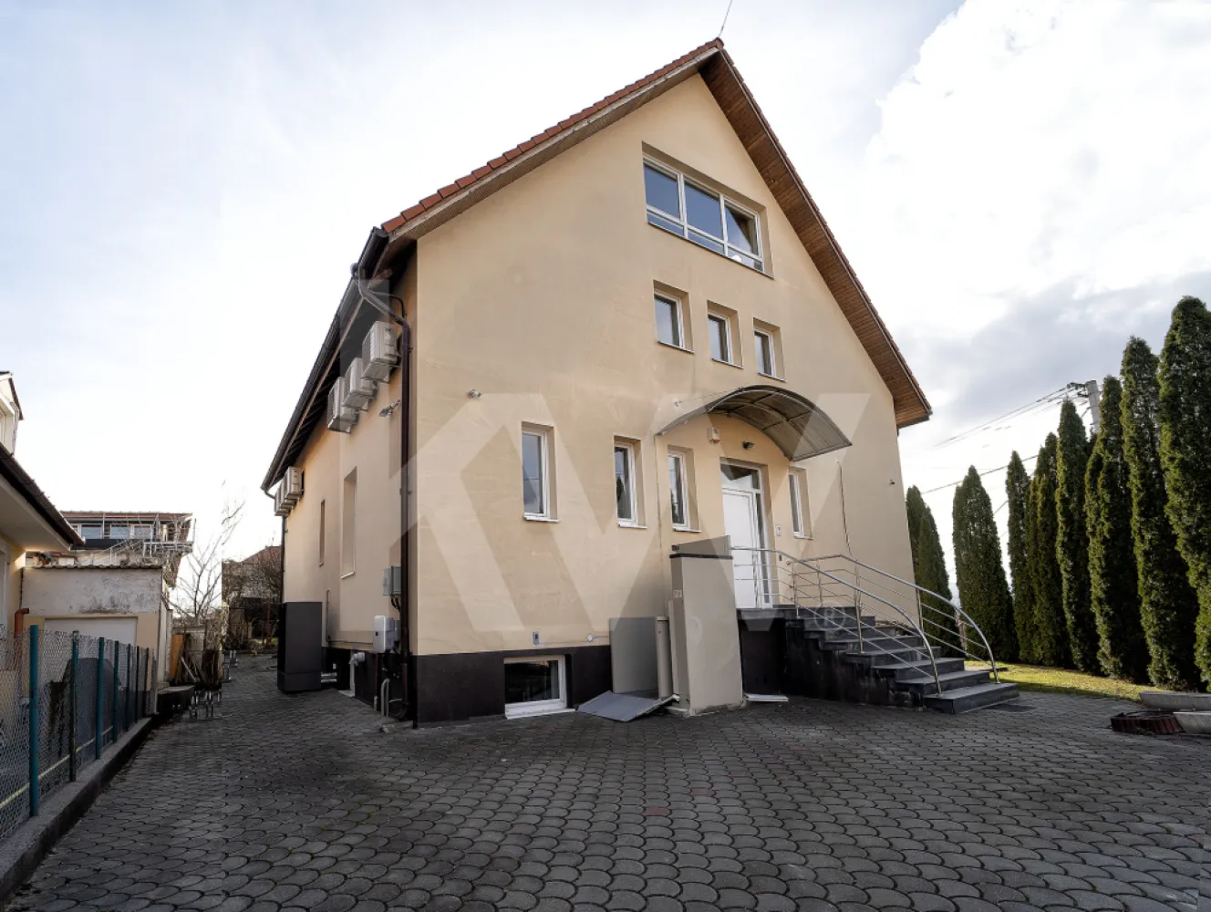 Sediul tău în Sibiu Clădire de birouri, independență energetică, parcare privată - Keller Williams Sibiu vă prezintă, în regim de reprezentare exclusivă, un imobil de clasă A+ situat în zona centrală a orașului, foarte aproape de parcul Sub Arini. Această proprietate nu este doar un spațiu de birouri, ci un ecosistem tehnologic sustenabil, pregătit să ofere afacerii dumneavoastră prestigiu și eficiență operațională maximă. Important: Pentru această proprietate, oferim comision 0% cumpărător.

Detalii Tehnice și Compartimentare (370 mp Utili)
Imobilul impresionează prin utilizarea inteligentă a fiecărui metru pătrat, având un regim de înălțime D + P + M + Pod:
Demisol (92.27 mp): Spații versatile pentru depozitare, arhivă sau activități tehnice.
Parter (101.28 mp): Zonă oficială de recepție și birouri, cu acces facilitat.
Mansardă (125.35 mp): Spațiu amplu, luminos, ideal pentru echipe creative sau săli de conferință.
Pod (51.51 mp): Spațiu suplimentar util pentru depozitare sau extindere.
Teren total: 470 mp (amprentă la sol 150 mp).
Sustenabilitate și Costuri Minime (Clasa Energetică A+)
Clădirea este proiectată pentru a fi un centru de profit prin economisirea resurselor:
Energie: Sistem de panouri fotovoltaice de 21.75 kWp și branșament trifazic (+25 kW).
Climatizare: Sistem hibrid cu Pompă de căldură și centrală Viessmann integrate.
Iluminat: Exclusiv LED pentru un consum redus.
Dotări Premium și Facilități:
Mobilitate: 6 locuri de parcare private (unul cu priză încărcare mașină electrică) și rastel pentru 12 biciclete.
Accesibilitate: Poartă automată și lift special pentru accesul persoanelor în scaun rulant.
Tehnologie de lucru: Whiteboard-uri generoase, ecran de proiecție retractabil, TV Panasonic și sisteme de aer condiționat.
Siguranță: Supraveghere video, control acces și dotări PSI (extinctoare).

De ce să investești aici?
Situată într-o zonă strategică (Parcul Sub Arini), această clădire reprezintă vârful de gamă în imobiliarele comerciale din Sibiu. Este spațiul unde sustenabilitatea întâlnește confortul modern, oferind angajaților tăi cel mai bun mediu de lucru posibil. În plus, achiziția este facilitată de beneficiul comision 0% pentru cumpărător, transformând această tranzacție într-o investiție și mai eficientă.

Ești gata să îți muți afacerea la nivelul următor?
Această proprietate este pregătită să își primească noii proprietari fără a necesita investiții suplimentare. O clădire cu astfel de dotări energetice și locație premium este o oportunitate rară pe piața din Sibiu.

Sună acum pentru a programa o vizionare privată. Haide să discutăm despre cum acest imobil poate deveni noul tău sediu de succes!