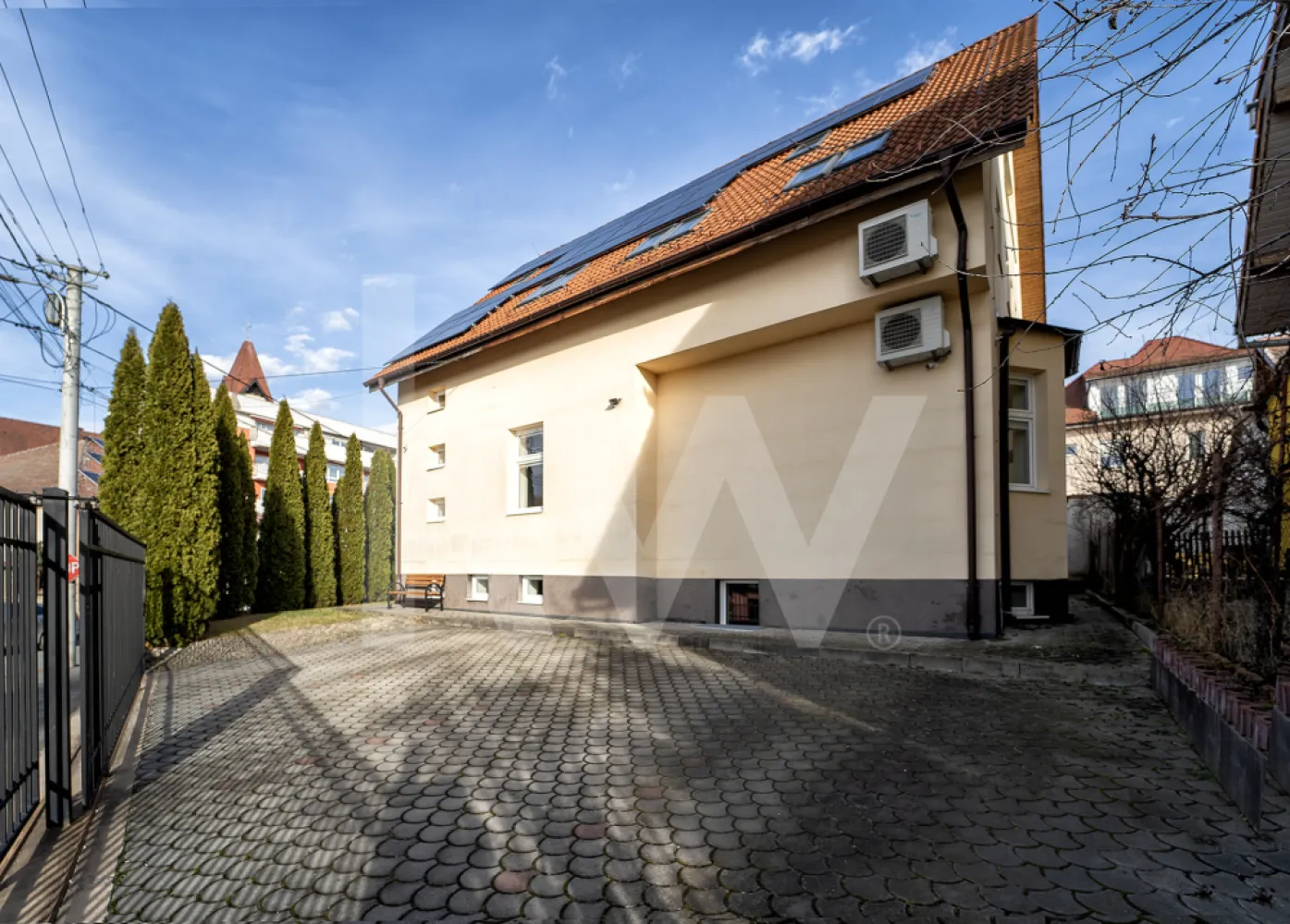 Sediul tău în Sibiu Clădire de birouri, independență energetică, parcare privată - Keller Williams Sibiu vă prezintă, în regim de reprezentare exclusivă, un imobil de clasă A+ situat în zona centrală a orașului, foarte aproape de parcul Sub Arini. Această proprietate nu este doar un spațiu de birouri, ci un ecosistem tehnologic sustenabil, pregătit să ofere afacerii dumneavoastră prestigiu și eficiență operațională maximă. Important: Pentru această proprietate, oferim comision 0% cumpărător.

Detalii Tehnice și Compartimentare (370 mp Utili)
Imobilul impresionează prin utilizarea inteligentă a fiecărui metru pătrat, având un regim de înălțime D + P + M + Pod:
Demisol (92.27 mp): Spații versatile pentru depozitare, arhivă sau activități tehnice.
Parter (101.28 mp): Zonă oficială de recepție și birouri, cu acces facilitat.
Mansardă (125.35 mp): Spațiu amplu, luminos, ideal pentru echipe creative sau săli de conferință.
Pod (51.51 mp): Spațiu suplimentar util pentru depozitare sau extindere.
Teren total: 470 mp (amprentă la sol 150 mp).
Sustenabilitate și Costuri Minime (Clasa Energetică A+)
Clădirea este proiectată pentru a fi un centru de profit prin economisirea resurselor:
Energie: Sistem de panouri fotovoltaice de 21.75 kWp și branșament trifazic (+25 kW).
Climatizare: Sistem hibrid cu Pompă de căldură și centrală Viessmann integrate.
Iluminat: Exclusiv LED pentru un consum redus.
Dotări Premium și Facilități:
Mobilitate: 6 locuri de parcare private (unul cu priză încărcare mașină electrică) și rastel pentru 12 biciclete.
Accesibilitate: Poartă automată și lift special pentru accesul persoanelor în scaun rulant.
Tehnologie de lucru: Whiteboard-uri generoase, ecran de proiecție retractabil, TV Panasonic și sisteme de aer condiționat.
Siguranță: Supraveghere video, control acces și dotări PSI (extinctoare).

De ce să investești aici?
Situată într-o zonă strategică (Parcul Sub Arini), această clădire reprezintă vârful de gamă în imobiliarele comerciale din Sibiu. Este spațiul unde sustenabilitatea întâlnește confortul modern, oferind angajaților tăi cel mai bun mediu de lucru posibil. În plus, achiziția este facilitată de beneficiul comision 0% pentru cumpărător, transformând această tranzacție într-o investiție și mai eficientă.

Ești gata să îți muți afacerea la nivelul următor?
Această proprietate este pregătită să își primească noii proprietari fără a necesita investiții suplimentare. O clădire cu astfel de dotări energetice și locație premium este o oportunitate rară pe piața din Sibiu.

Sună acum pentru a programa o vizionare privată. Haide să discutăm despre cum acest imobil poate deveni noul tău sediu de succes!