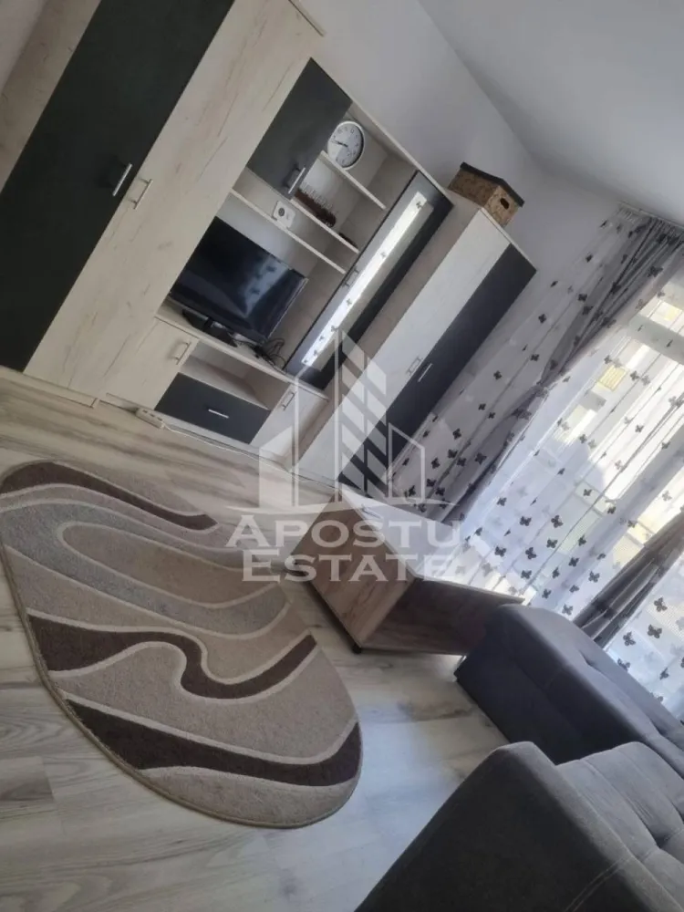 Apartament 1 camera , de inchiriat, Bloc nou , Giroc - APOSTU ESTATE va propune spre inchiriere un apartament luminoas, cu 1 camera, situat intr-o zona linistita si bine conectata din Giroc ideal pentru cupluri sau persoane care doresc un spatiu confortabil.

Suprafata utila: 40 mp
Compartimentare eficienta:
Hol de acces
Bucatarie mobilata si utilata , inchisa 
Dormitor mobilat
Baie principala cu cada

Confort si facilitati:
Incalzire prin centrala proprie
Apartamentul este complet mobilat si utilat de către proprietar 
Loc de parcare inclus in pret
Balcon deschis 

Localizare: Zona Braytim – liniste, acces facil spre oras, in apropiere de magazine, scoli, facultati si mijloace de transport in comun.

Ideal pentru:
Cupluri
Studenti
Familii 
Pret chirie: 300 Euro- usor negociabil 
Garantie: 300 Euro
Programeaza o vizionare!
ID intern: CP2891971