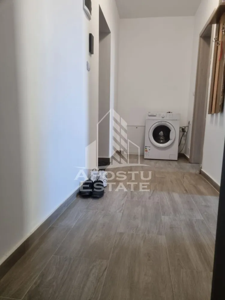 Apartament 1 camera , de inchiriat, Bloc nou , Giroc - APOSTU ESTATE va propune spre inchiriere un apartament luminoas, cu 1 camera, situat intr-o zona linistita si bine conectata din Giroc ideal pentru cupluri sau persoane care doresc un spatiu confortabil.

Suprafata utila: 40 mp
Compartimentare eficienta:
Hol de acces
Bucatarie mobilata si utilata , inchisa 
Dormitor mobilat
Baie principala cu cada

Confort si facilitati:
Incalzire prin centrala proprie
Apartamentul este complet mobilat si utilat de către proprietar 
Loc de parcare inclus in pret
Balcon deschis 

Localizare: Zona Braytim – liniste, acces facil spre oras, in apropiere de magazine, scoli, facultati si mijloace de transport in comun.

Ideal pentru:
Cupluri
Studenti
Familii 
Pret chirie: 300 Euro- usor negociabil 
Garantie: 300 Euro
Programeaza o vizionare!
ID intern: CP2891971
