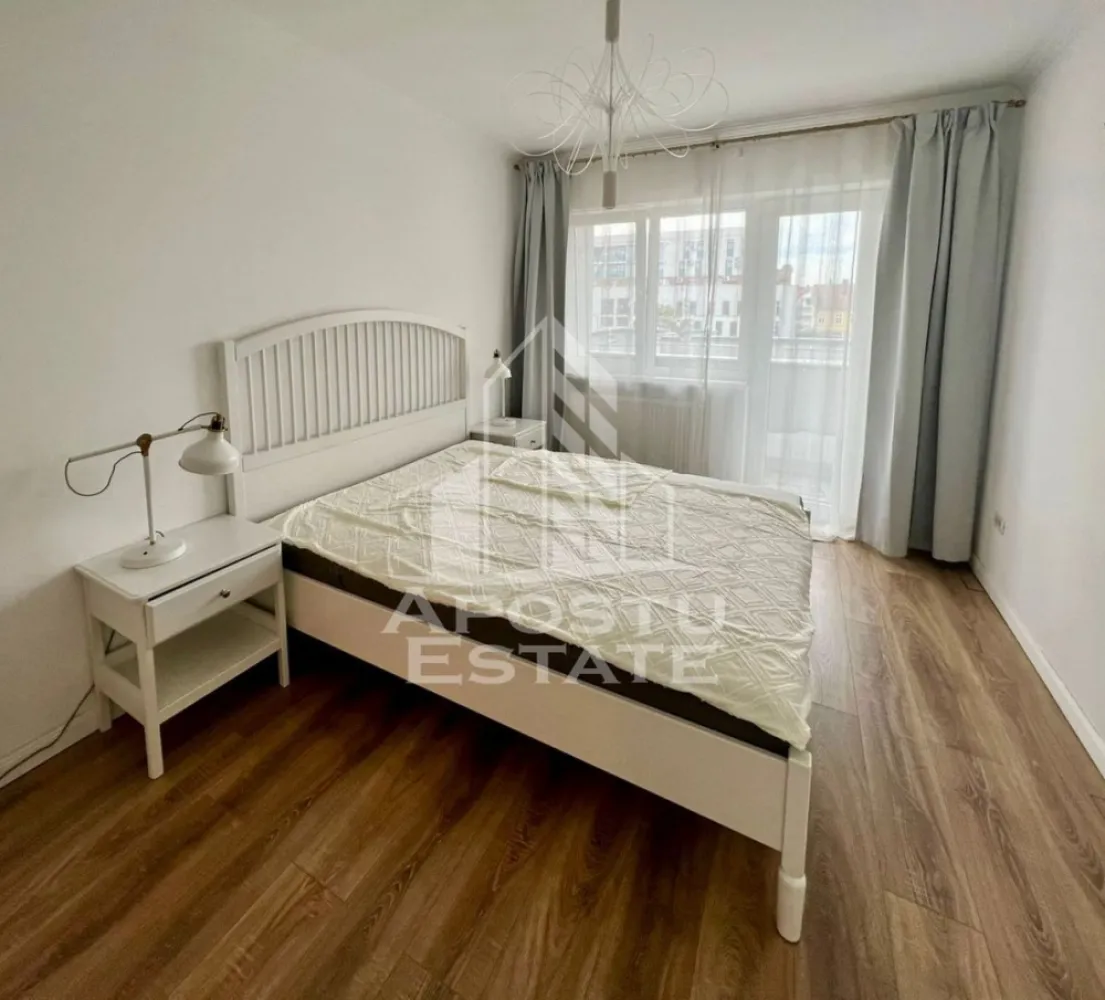 Apartament 2 camere, ULTRACENTRAL - Apartament de inchiriat – Zona Ultracentrala, Arad

 Apostu Estate va propune spre inchiriere un apartament elegant cu 2 camere, situat in zona ultracentrala a orasului Arad, la etajul 3 al unui imobil bine intretinut.

Locuinta se remarca prin finisajele premium si designul interior de lux, fiind mobilata complet cu mobilier realizat la comanda in Spania, care ofera un plus de rafinament si confort. Apartamentul este compartimentat eficient si dispune de un living spatios, dormitor confortabil, bucatarie complet mobilata si utilata, precum si o baie moderna.

Proprietatea este complet utilata cu electrocasnice de calitate si este pregatita pentru mutare imediata. Pozitionarea ultracentrala ofera acces rapid la restaurante, cafenele, magazine, institutii publice si mijloace de transport.

Ideal pentru persoane care apreciaza confortul, eleganta si avantajele unei locatii centrale.

Pentru detalii suplimentare si programarea unei vizionari, nu ezitati sa ne contactati.
CP3131103