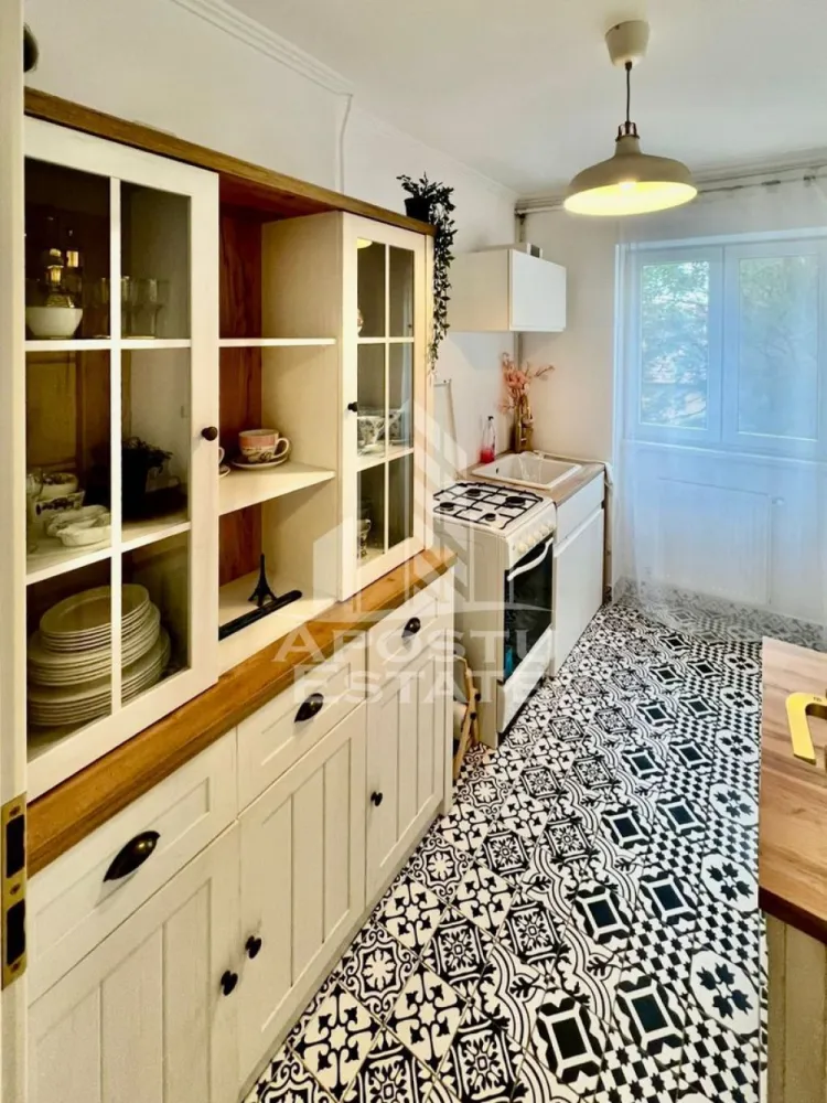 Apartament 2 camere, ULTRACENTRAL - Apartament de inchiriat – Zona Ultracentrala, Arad

 Apostu Estate va propune spre inchiriere un apartament elegant cu 2 camere, situat in zona ultracentrala a orasului Arad, la etajul 3 al unui imobil bine intretinut.

Locuinta se remarca prin finisajele premium si designul interior de lux, fiind mobilata complet cu mobilier realizat la comanda in Spania, care ofera un plus de rafinament si confort. Apartamentul este compartimentat eficient si dispune de un living spatios, dormitor confortabil, bucatarie complet mobilata si utilata, precum si o baie moderna.

Proprietatea este complet utilata cu electrocasnice de calitate si este pregatita pentru mutare imediata. Pozitionarea ultracentrala ofera acces rapid la restaurante, cafenele, magazine, institutii publice si mijloace de transport.

Ideal pentru persoane care apreciaza confortul, eleganta si avantajele unei locatii centrale.

Pentru detalii suplimentare si programarea unei vizionari, nu ezitati sa ne contactati.
CP3131103