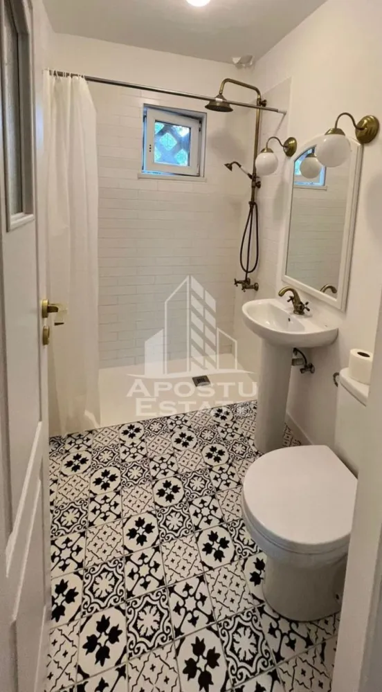 Apartament 2 camere, ULTRACENTRAL - Apartament de inchiriat – Zona Ultracentrala, Arad

 Apostu Estate va propune spre inchiriere un apartament elegant cu 2 camere, situat in zona ultracentrala a orasului Arad, la etajul 3 al unui imobil bine intretinut.

Locuinta se remarca prin finisajele premium si designul interior de lux, fiind mobilata complet cu mobilier realizat la comanda in Spania, care ofera un plus de rafinament si confort. Apartamentul este compartimentat eficient si dispune de un living spatios, dormitor confortabil, bucatarie complet mobilata si utilata, precum si o baie moderna.

Proprietatea este complet utilata cu electrocasnice de calitate si este pregatita pentru mutare imediata. Pozitionarea ultracentrala ofera acces rapid la restaurante, cafenele, magazine, institutii publice si mijloace de transport.

Ideal pentru persoane care apreciaza confortul, eleganta si avantajele unei locatii centrale.

Pentru detalii suplimentare si programarea unei vizionari, nu ezitati sa ne contactati.
CP3131103