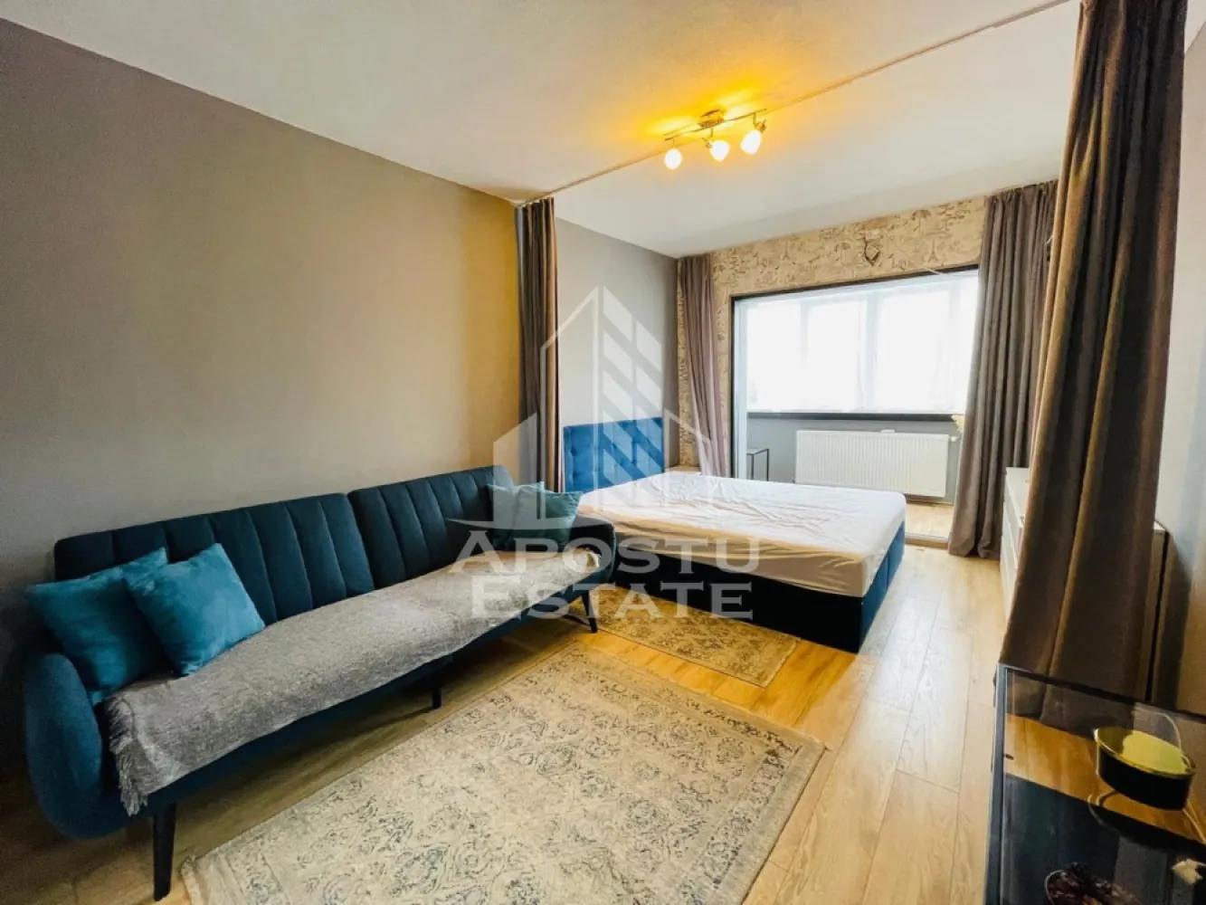 Apartament 2 camere, etaj 1/zona Uta/62mp - Apostu Estate va propune spre inchiriere un apartament cu 2 camere, spațios și luminos, situat la etajul 1, într-o zonă excelentă și foarte căutată – lângă Stadionul UTA. Proprietatea este ideală pentru cei care își doresc confort, accesibilitate și mutare imediată.
Dotări și avantaje: Complet mobilat și utilat: Totul este pregătit pentru confortul tău.
Bucătărie completă: Frigider, aragaz și toate electrocasnicele necesare.
Spălătorie proprie: Mașină de spălat rufe ȘI uscător de rufe separat.
Depozitare excelentă: 2 spații generoase pentru depozitare (debara/pantofar/haine).
Confort termic: Balcon închis, ideal pentru relaxare sau extra-depozitare.
Poziționare perfectă: Etajul 1, acces facil și rapid. 
Localizare și facilități (Zona UTA):Apartamentul se află într-o locație de top, cu toate facilitățile zilnice la doar câteva minute de mers pe jos:
Supermarketuri și magazine,
Stații de transport în comun (tramvai/autobuz)Restaurante, cafenele și farmacii.
Acces rapid către punctele de interes ale orașului
Blocul este anvelopat.
Potrivit pentru o familie sau cuplu.
CP3131058