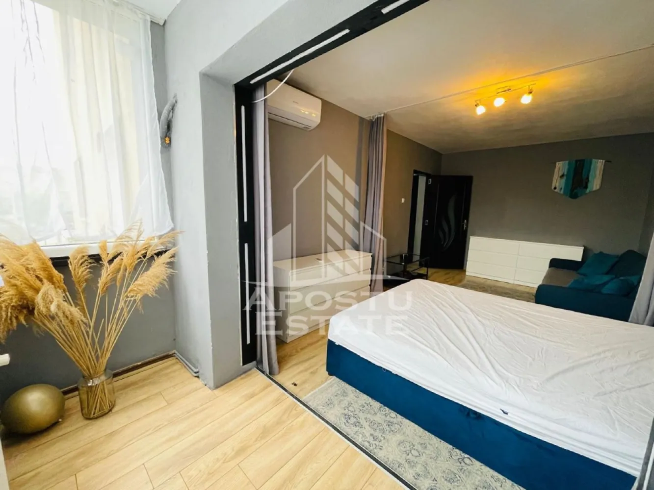 Apartament 2 camere, etaj 1/zona Uta/62mp - Apostu Estate va propune spre inchiriere un apartament cu 2 camere, spațios și luminos, situat la etajul 1, într-o zonă excelentă și foarte căutată – lângă Stadionul UTA. Proprietatea este ideală pentru cei care își doresc confort, accesibilitate și mutare imediată.
Dotări și avantaje: Complet mobilat și utilat: Totul este pregătit pentru confortul tău.
Bucătărie completă: Frigider, aragaz și toate electrocasnicele necesare.
Spălătorie proprie: Mașină de spălat rufe ȘI uscător de rufe separat.
Depozitare excelentă: 2 spații generoase pentru depozitare (debara/pantofar/haine).
Confort termic: Balcon închis, ideal pentru relaxare sau extra-depozitare.
Poziționare perfectă: Etajul 1, acces facil și rapid. 
Localizare și facilități (Zona UTA):Apartamentul se află într-o locație de top, cu toate facilitățile zilnice la doar câteva minute de mers pe jos:
Supermarketuri și magazine,
Stații de transport în comun (tramvai/autobuz)Restaurante, cafenele și farmacii.
Acces rapid către punctele de interes ale orașului
Blocul este anvelopat.
Potrivit pentru o familie sau cuplu.
CP3131058